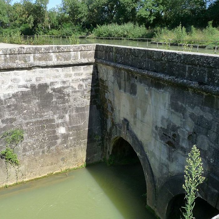 Photo de Canal du Midi : Ecluse pont et maison éclusière de Gardouch