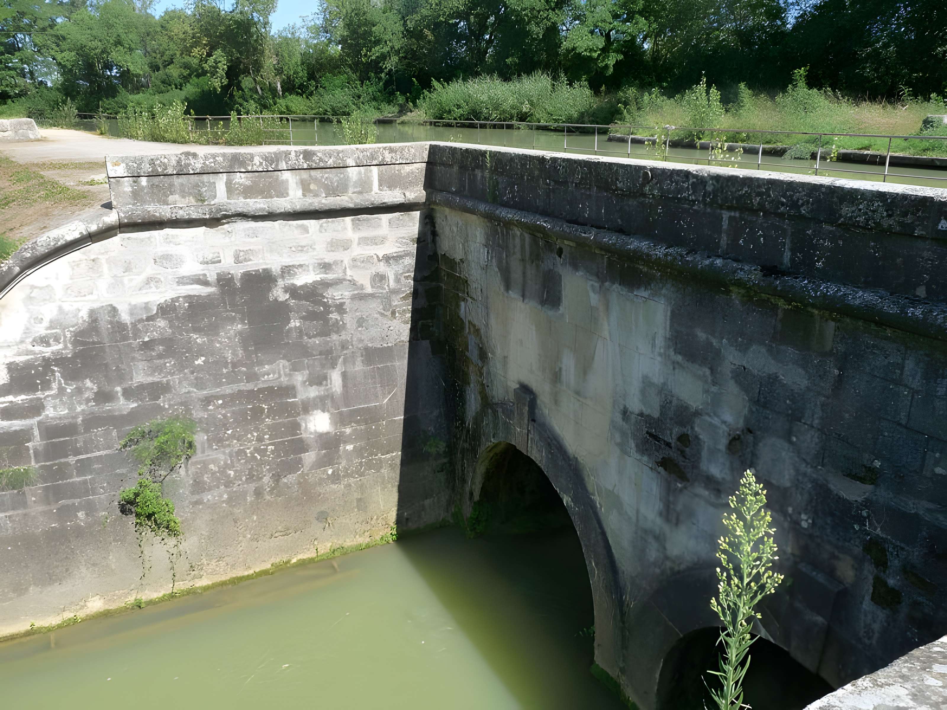 Canal du Midi : Ecluse pont et maison éclusière de Gardouch