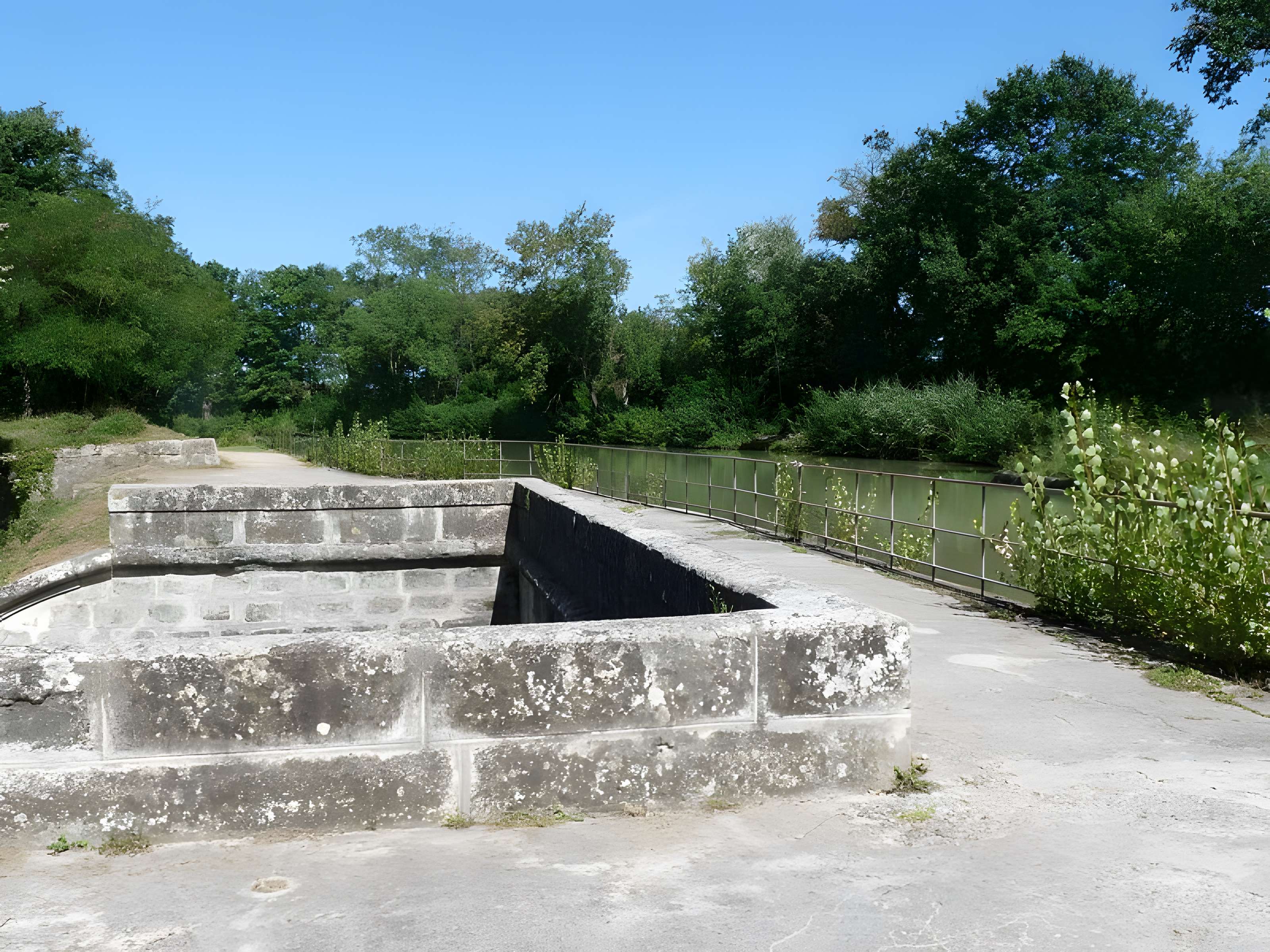 Canal du Midi : Ecluse pont et maison éclusière de Gardouch