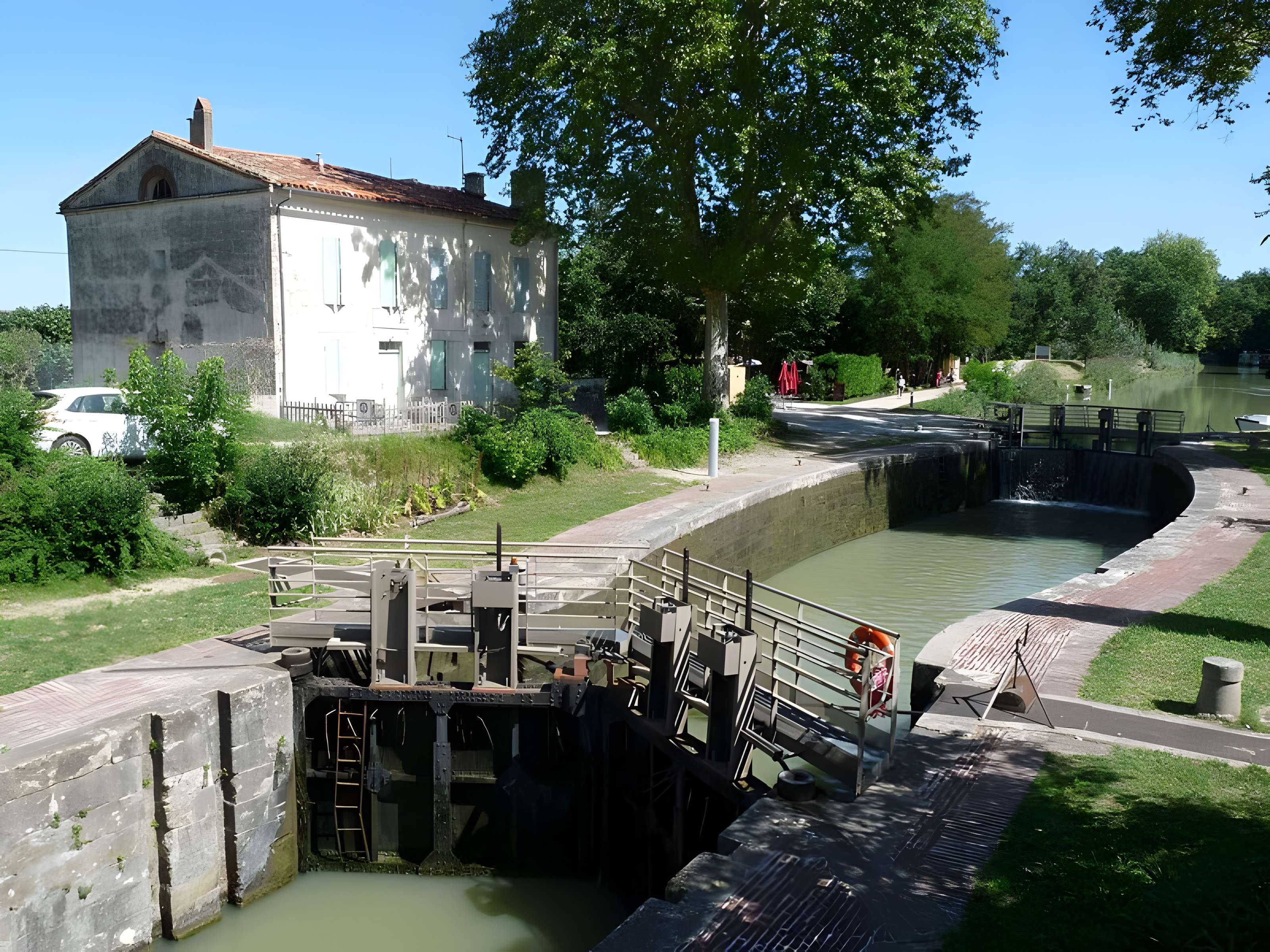 Canal du Midi : Ecluse pont et maison éclusière de Gardouch