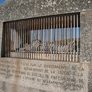 Cénotaphe de Bertrand Du Guesclin de Châteauneuf-de-Randon