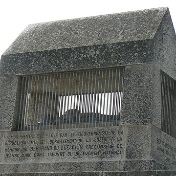 Cénotaphe de Bertrand Du Guesclin de Châteauneuf-de-Randon