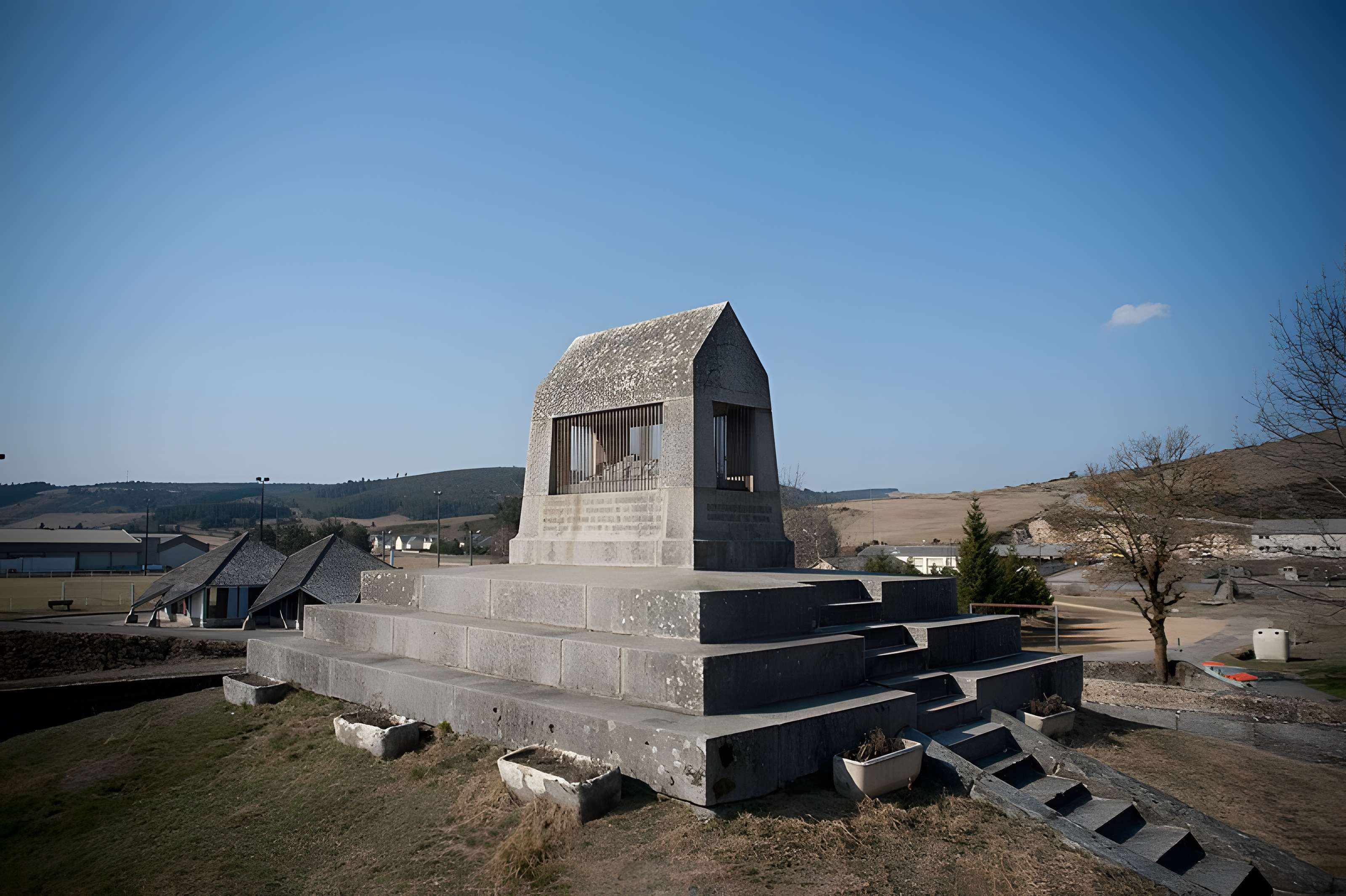 Cénotaphe de Bertrand Du Guesclin de Châteauneuf-de-Randon