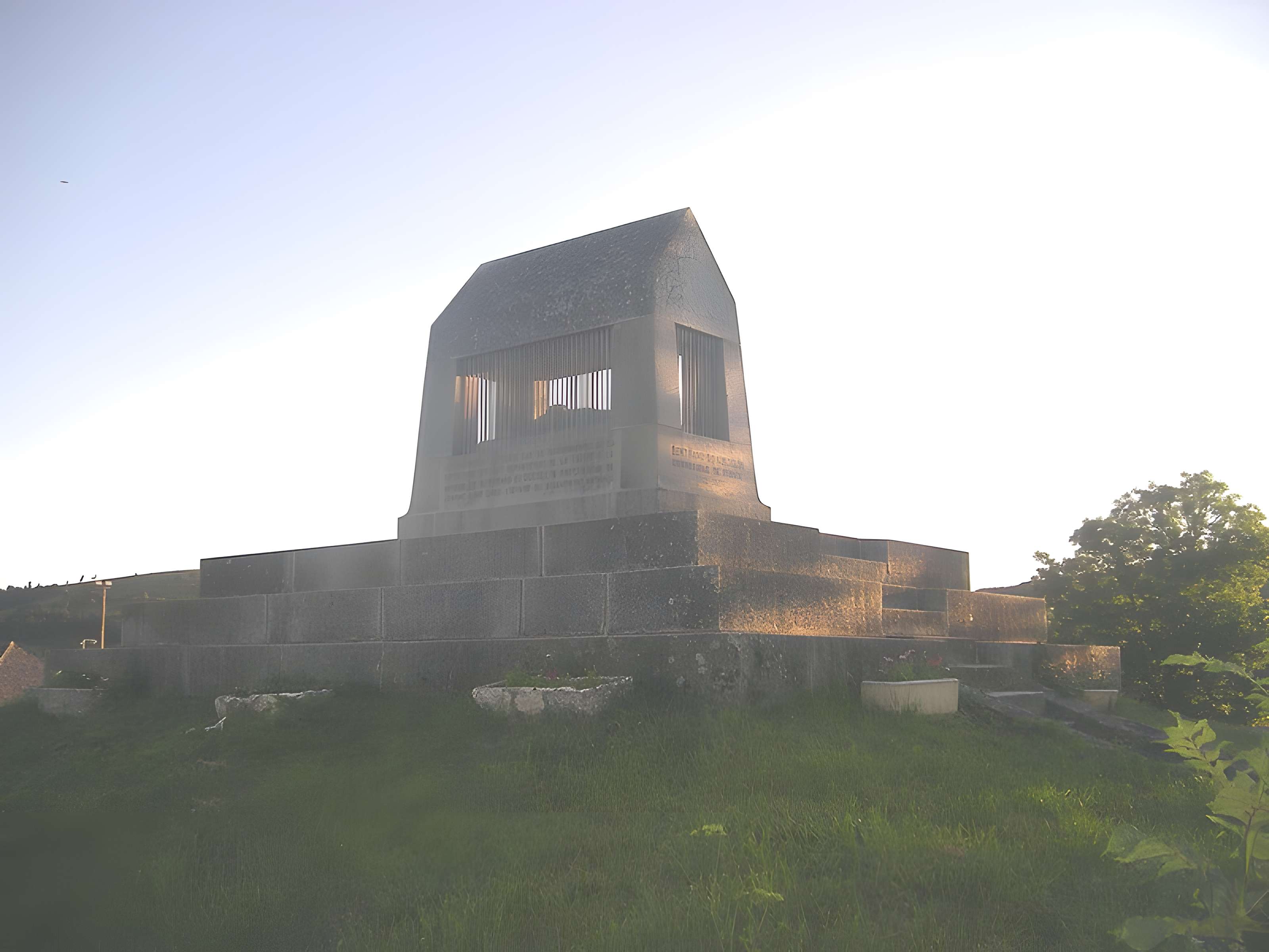 Cénotaphe de Bertrand Du Guesclin de Châteauneuf-de-Randon
