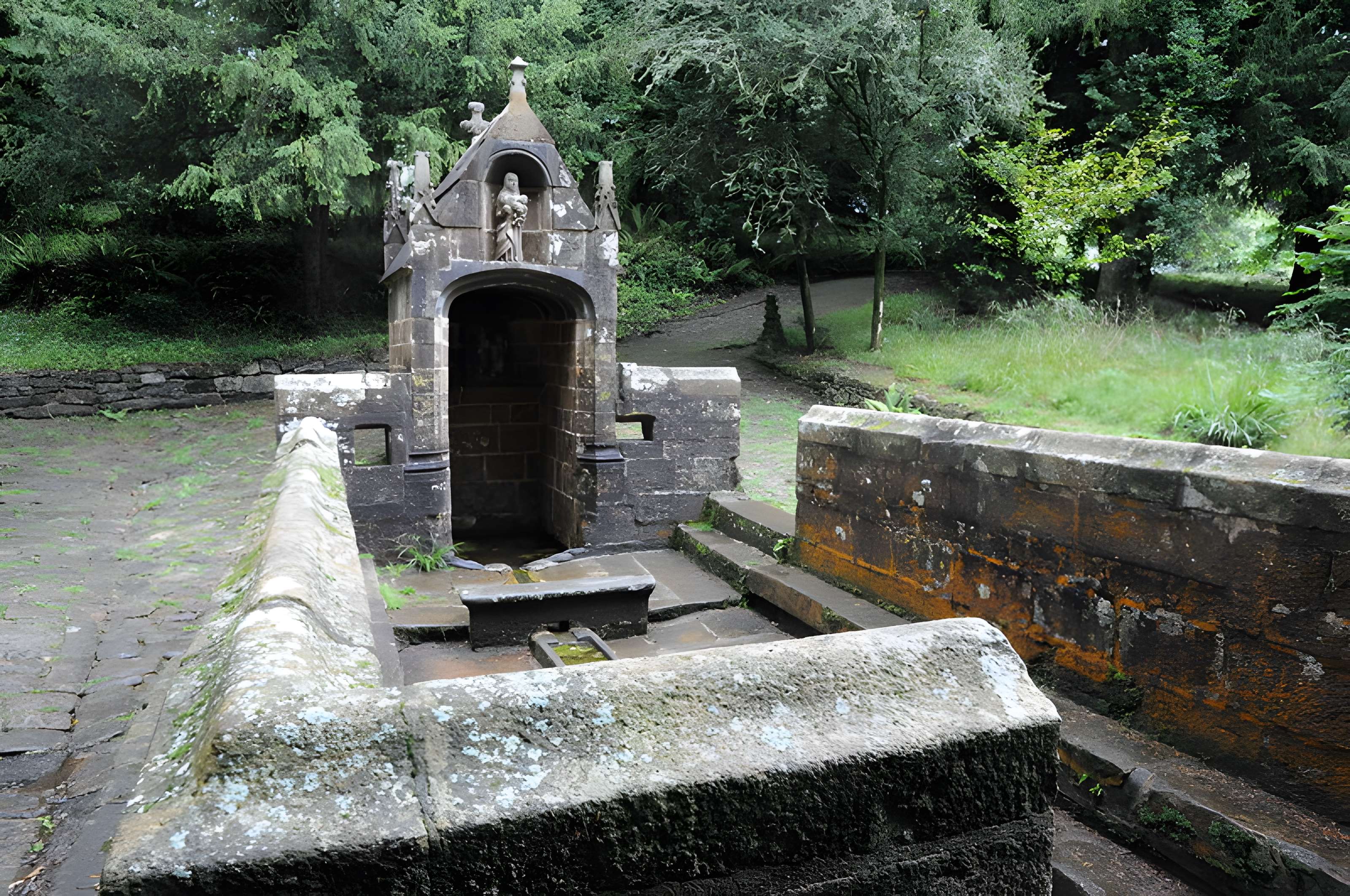 Chapelle et fontaine Notre-Dame-des-Fontaines de Daoulas