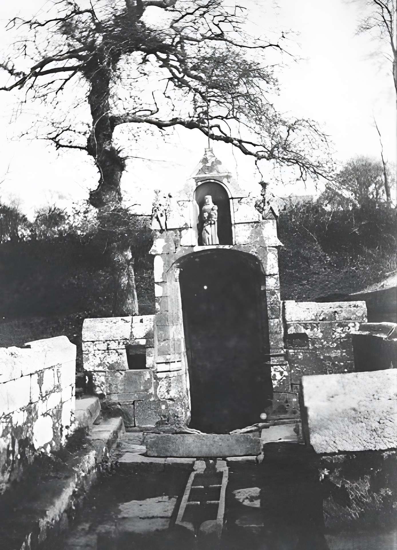 Chapelle et fontaine Notre-Dame-des-Fontaines de Daoulas