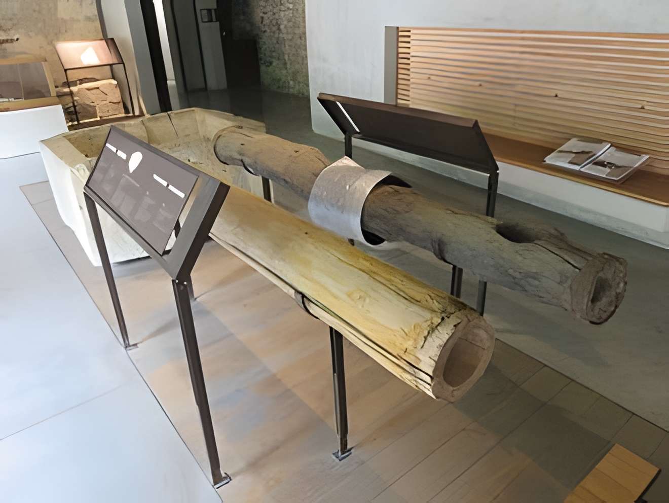 Cuvette de Monplaisir de Salins-les-Bains . Le saumoduc est fait d'éléments cylindriques en troncs de sapin dont le centre est évidé.