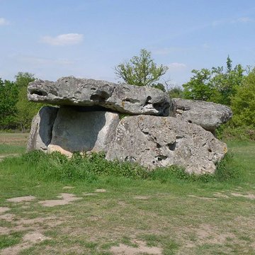 Dolmen de Garde-Épée à Saint-Brice