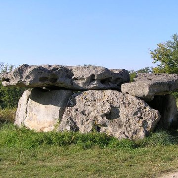 Dolmen de Garde-Épée à Saint-Brice
