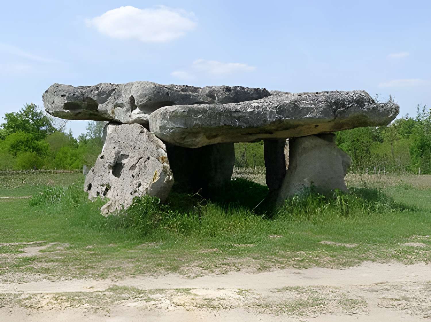 Dolmen de Garde-Épée à Saint-Brice 