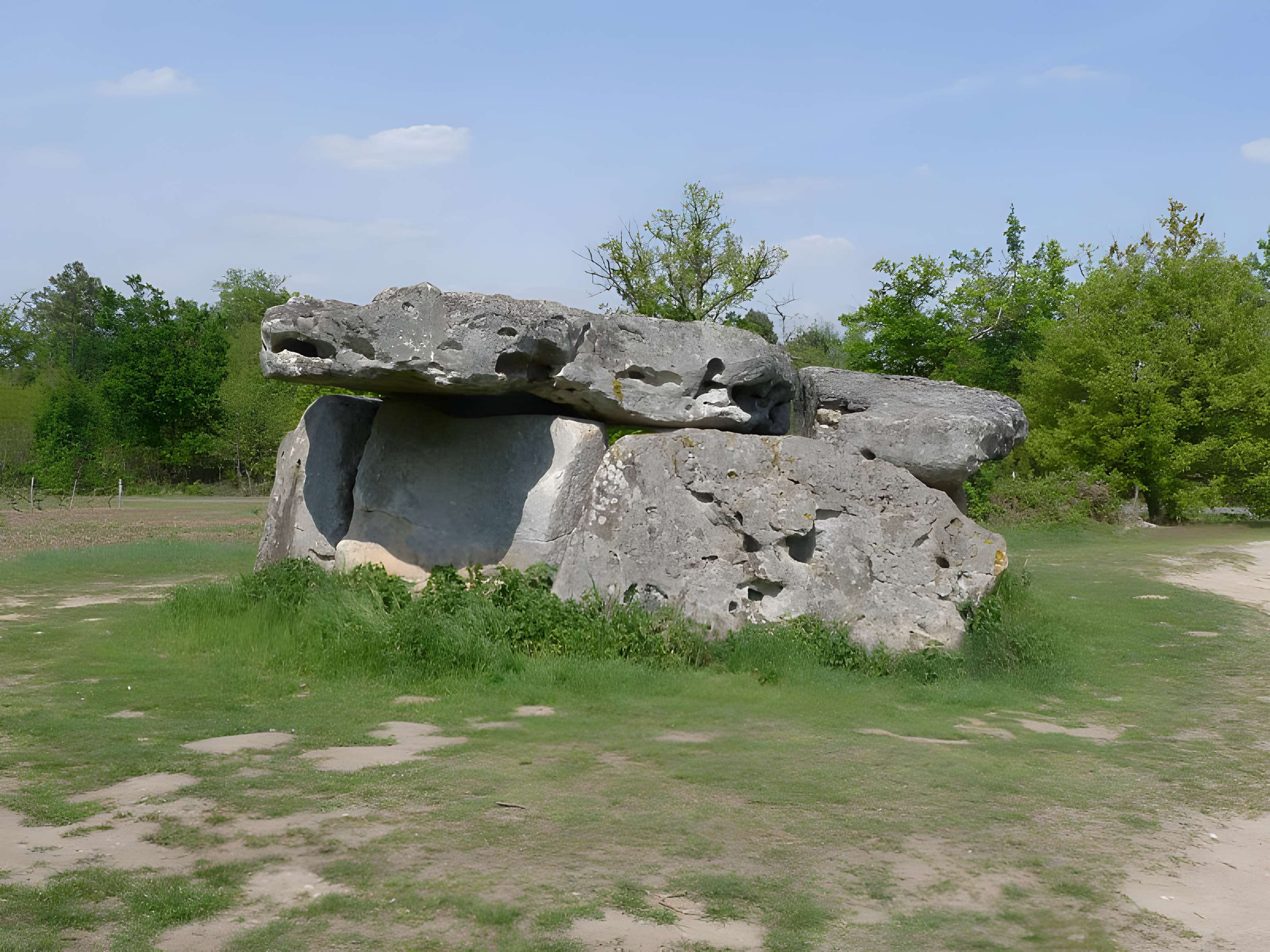 Dolmen de Garde-Épée à Saint-Brice