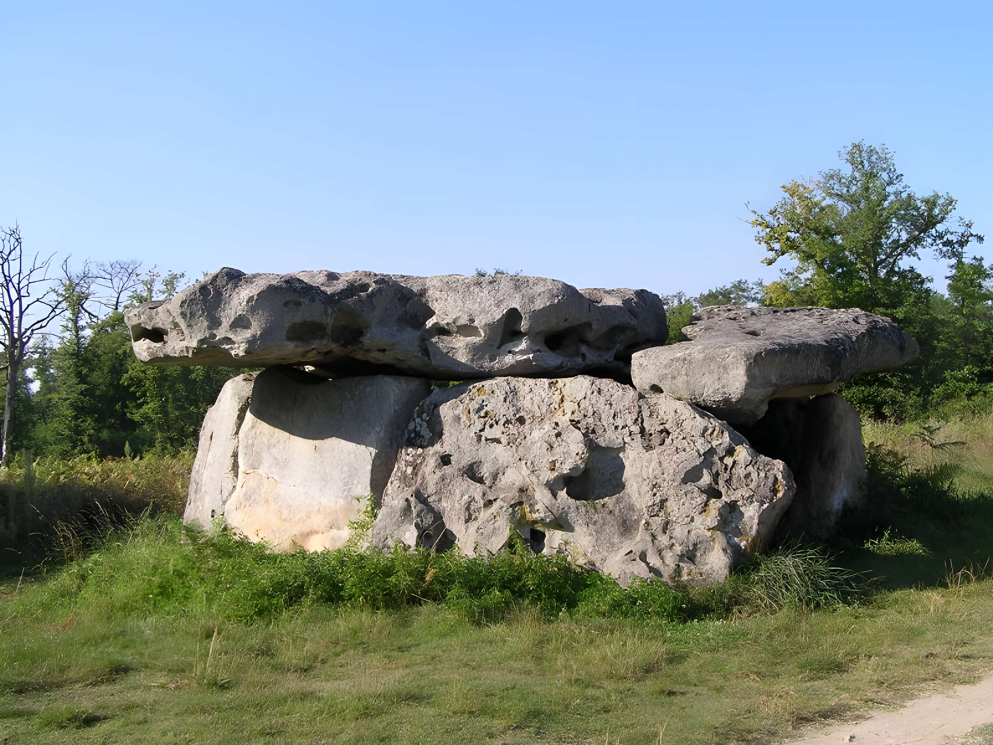 Dolmen de Garde-Épée à Saint-Brice