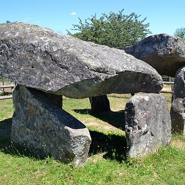 Dolmen des Erves à Sainte-Suzanne