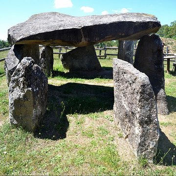 Dolmen des Erves à Sainte-Suzanne