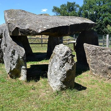 Dolmen des Erves à Sainte-Suzanne