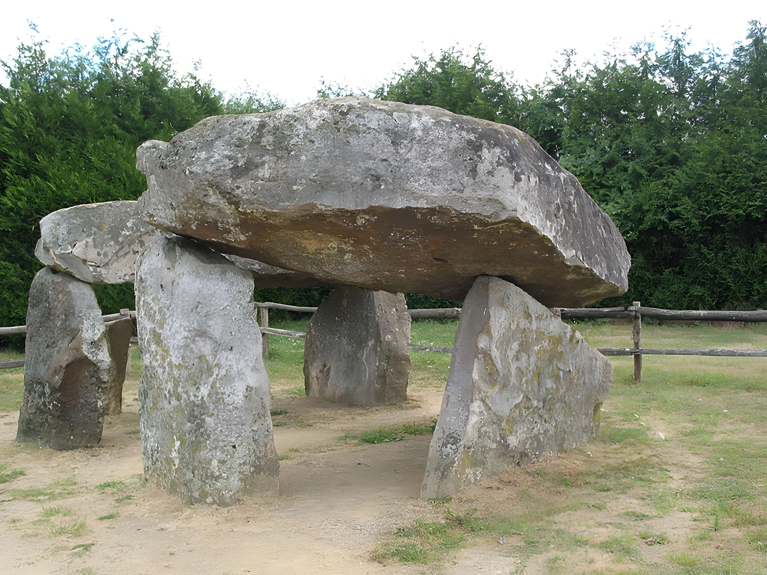 Dolmen des Erves à Sainte-Suzanne