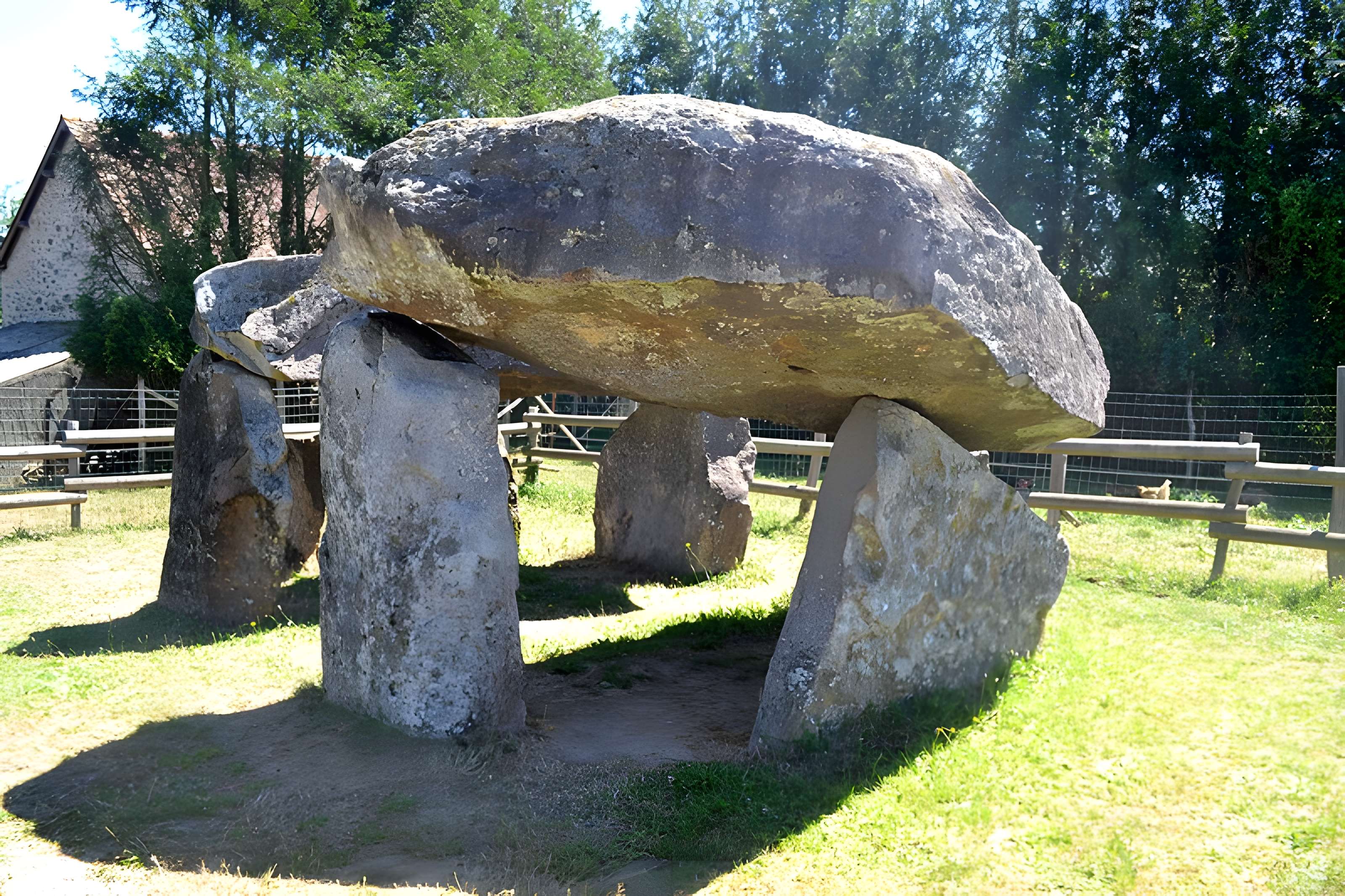 Dolmen des Erves à Sainte-Suzanne