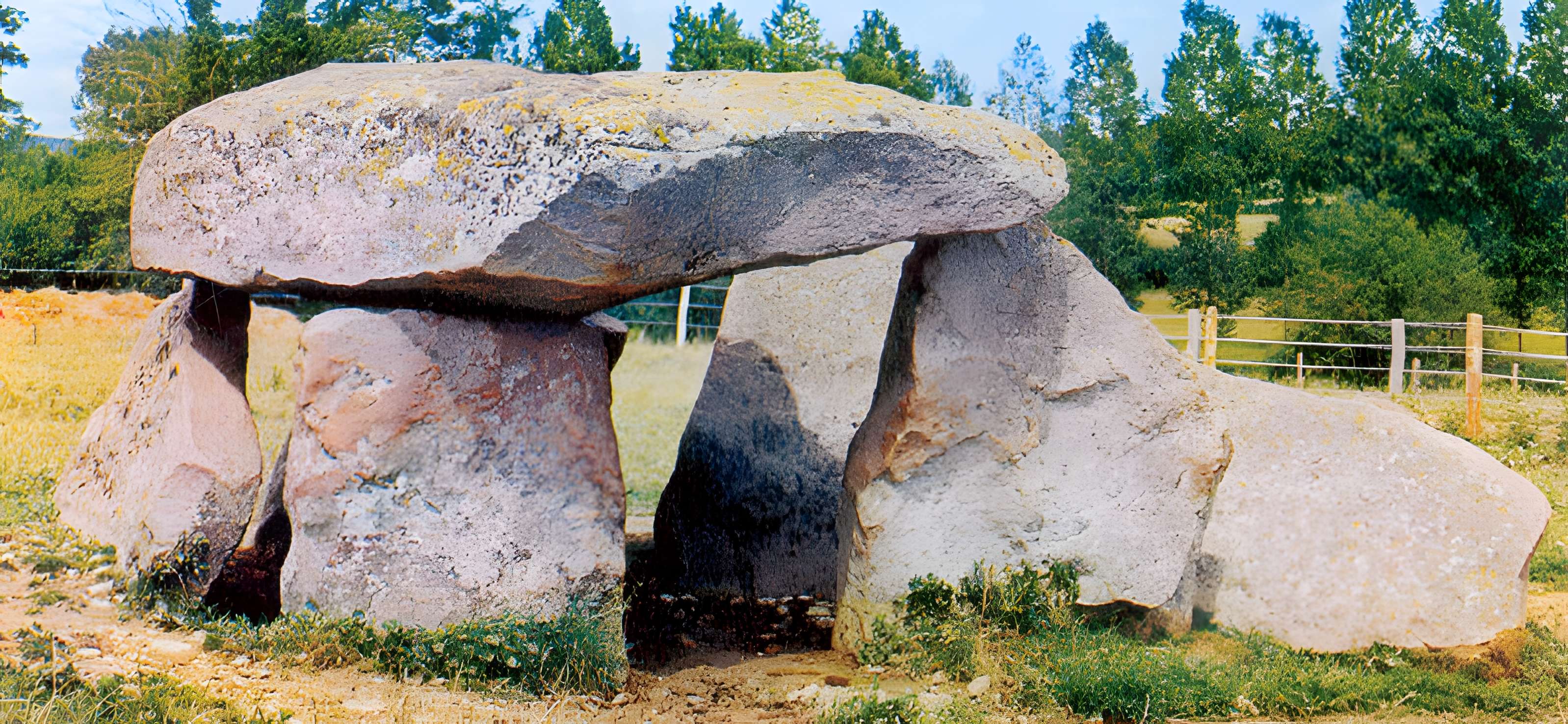 Dolmen des Erves à Sainte-Suzanne