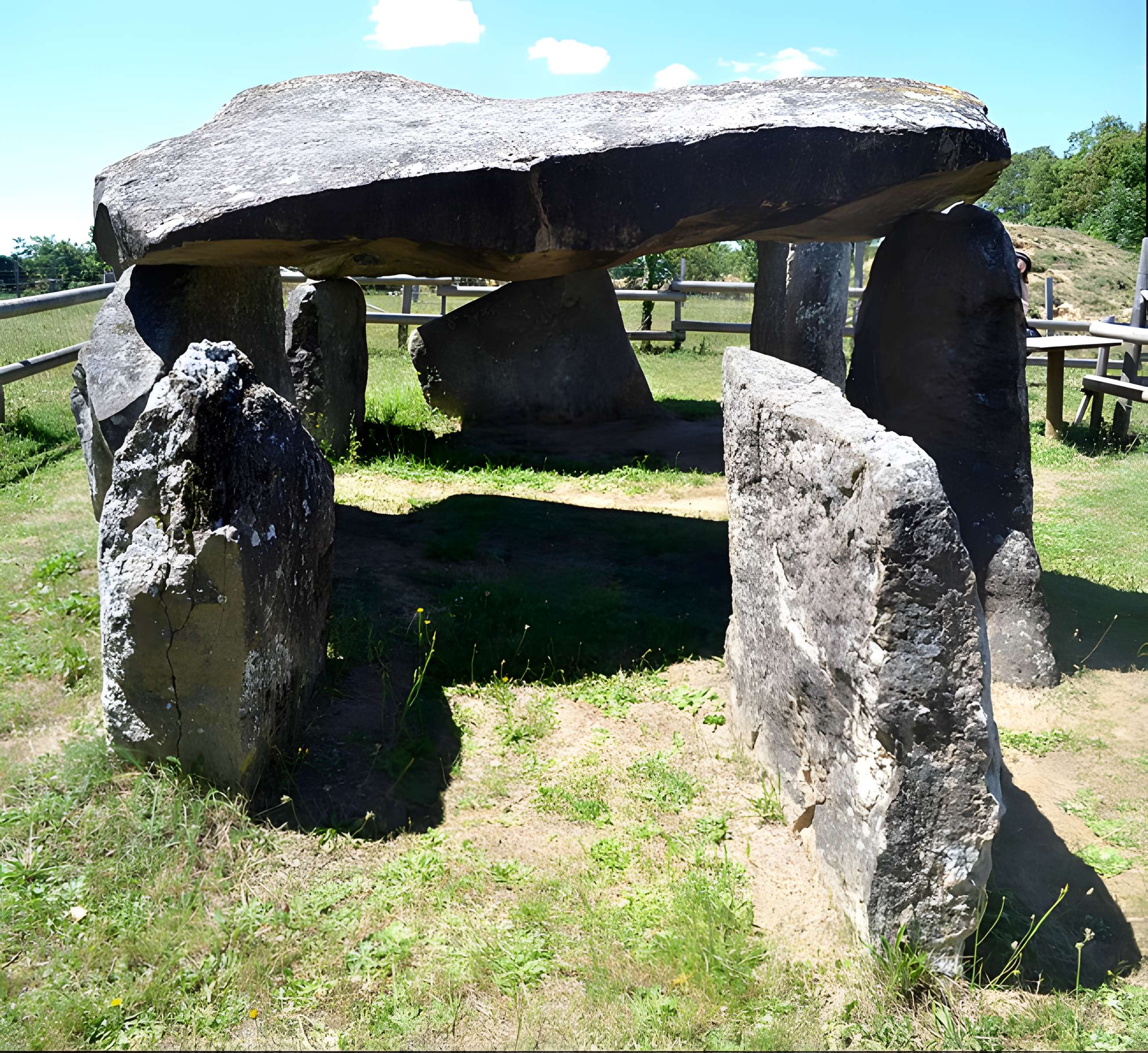 Dolmen des Erves à Sainte-Suzanne
