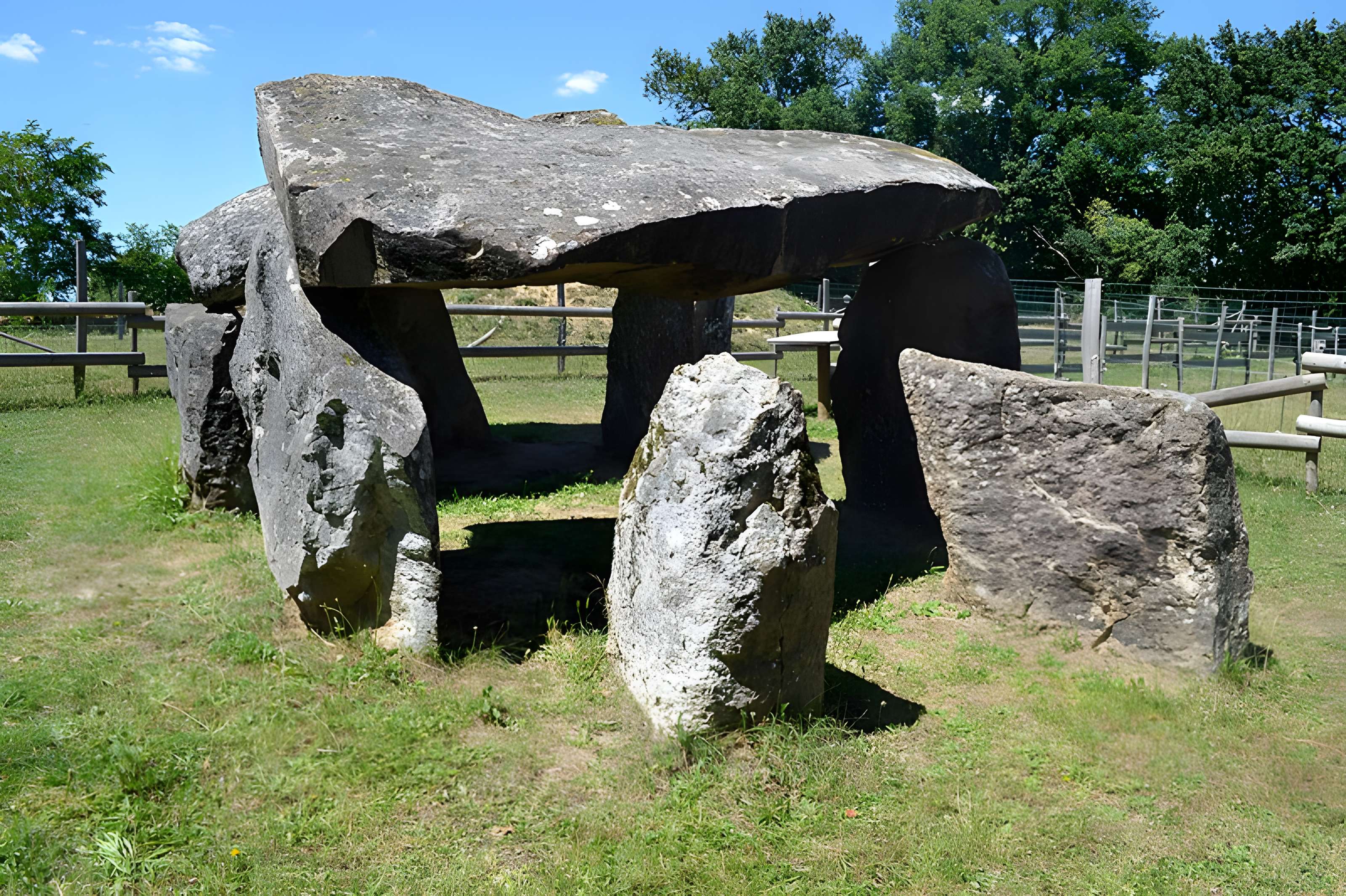 Dolmen des Erves à Sainte-Suzanne