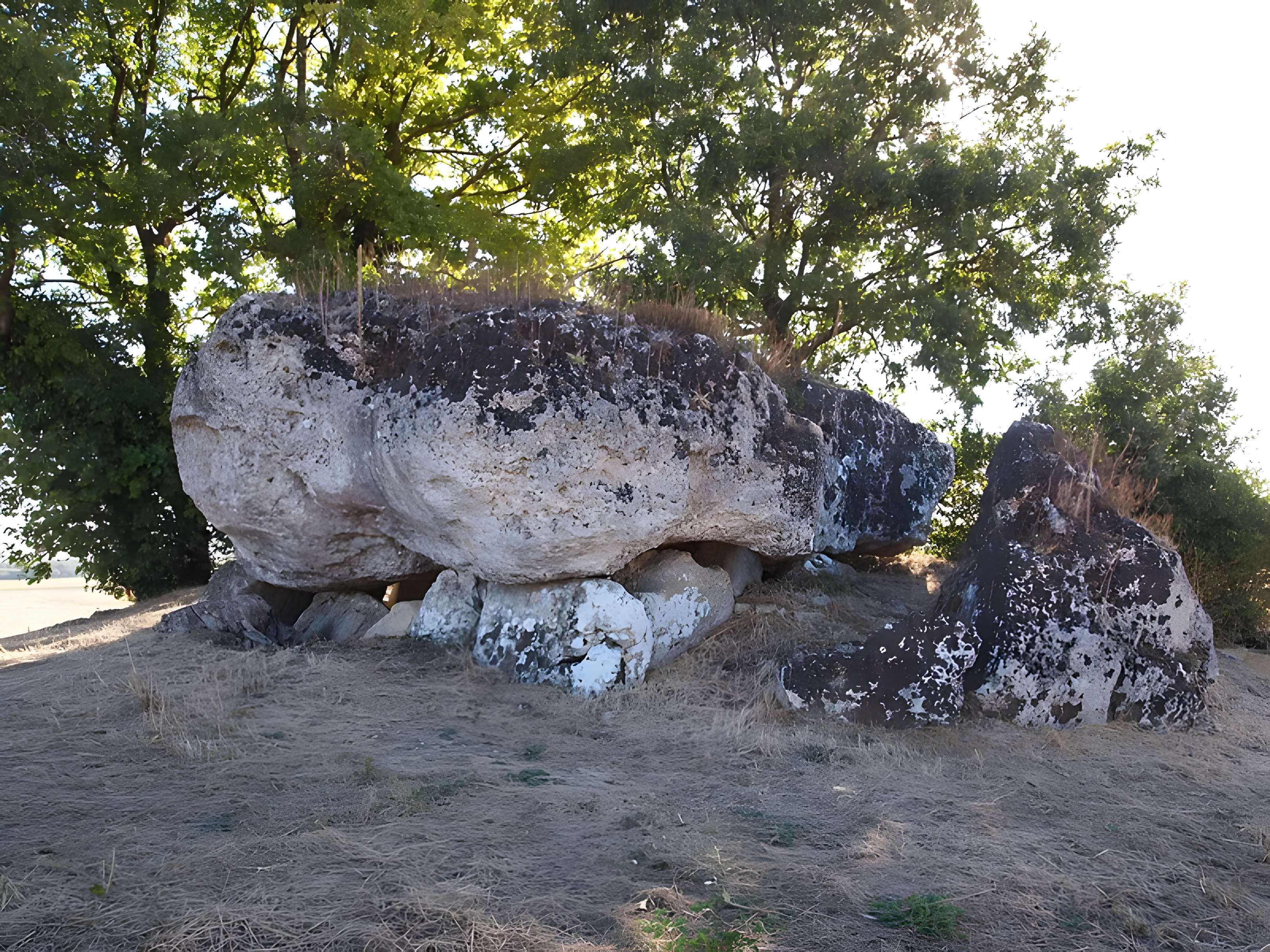 Deux dolmens dits La Grosse Pérotte et La Petite Pérotte