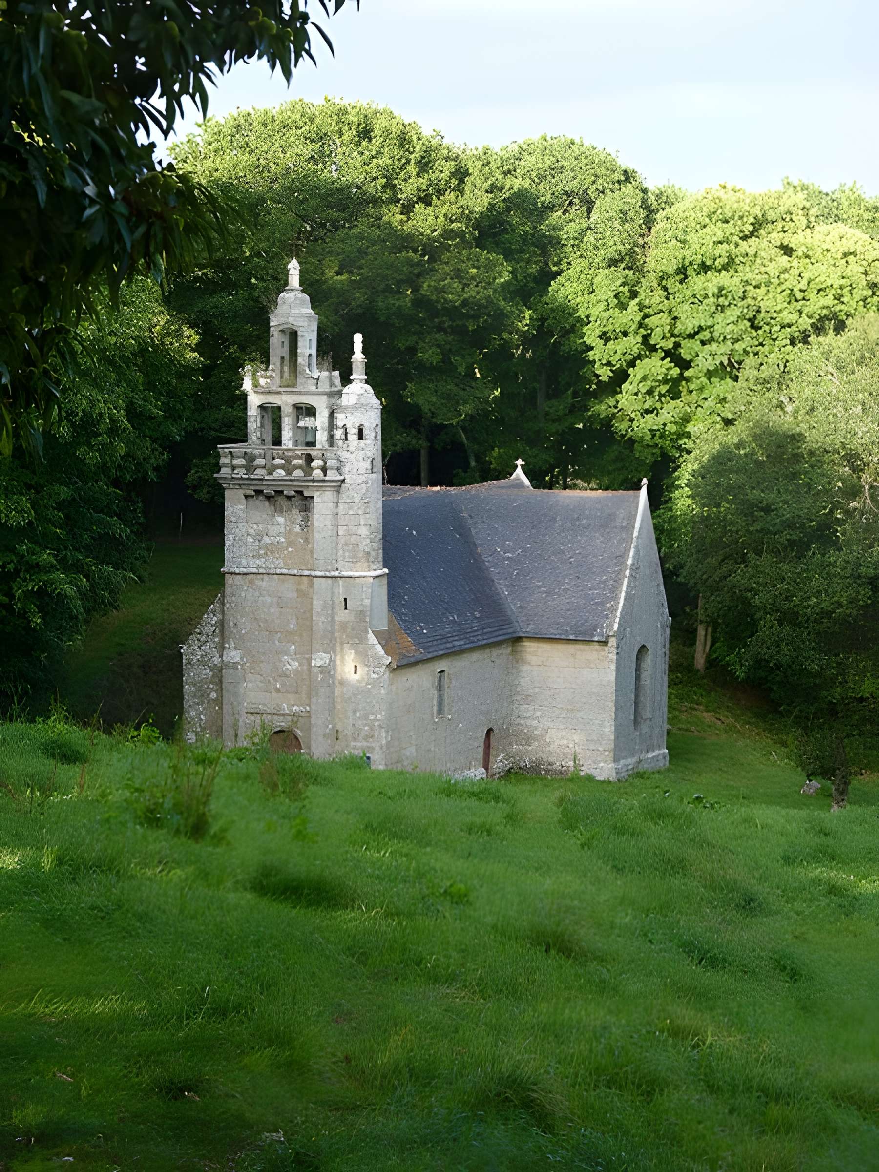 Chapelle Saint-Luvan de Plounévez-Moëdec 
