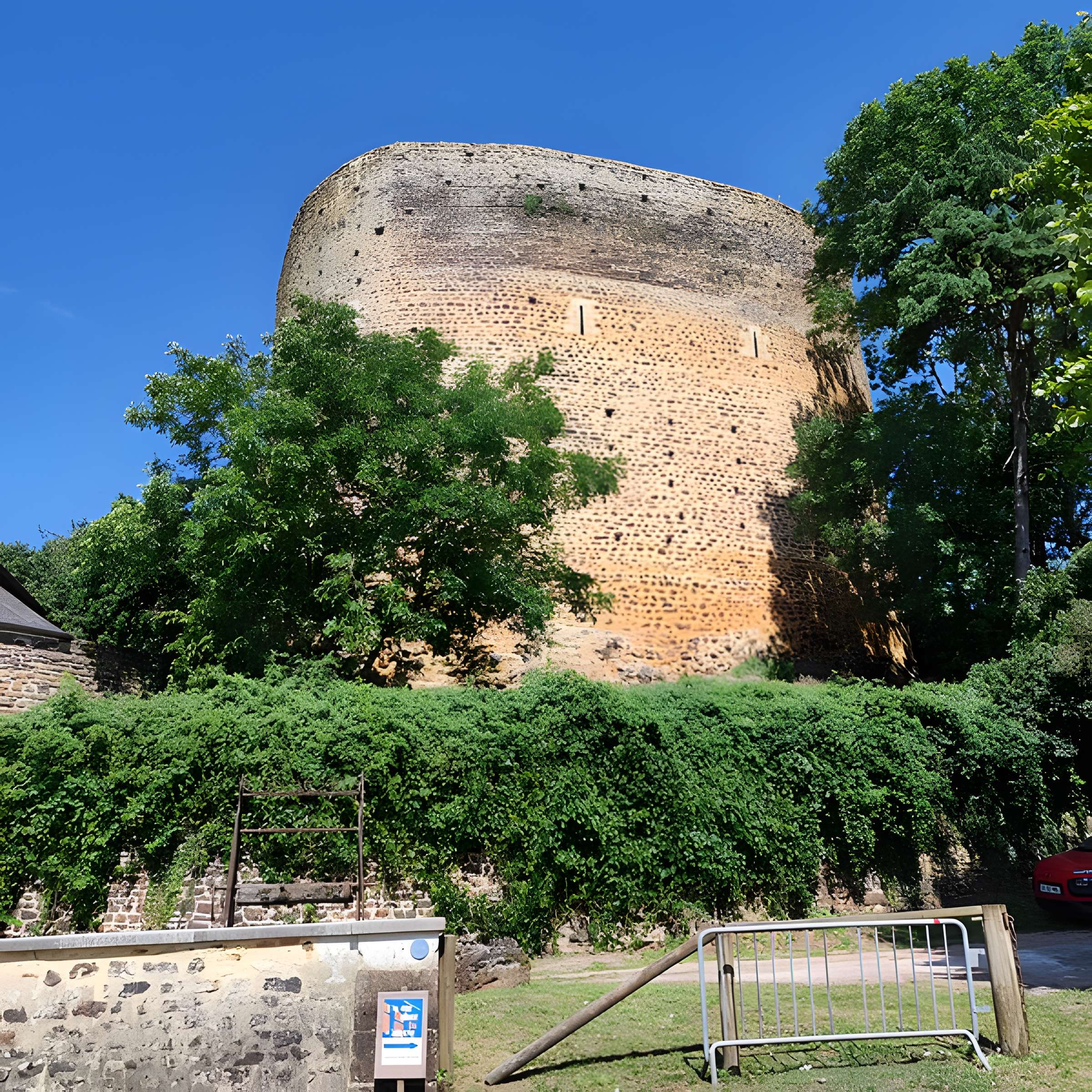 Donjon de Saint-Sauveur-en-Puisaye