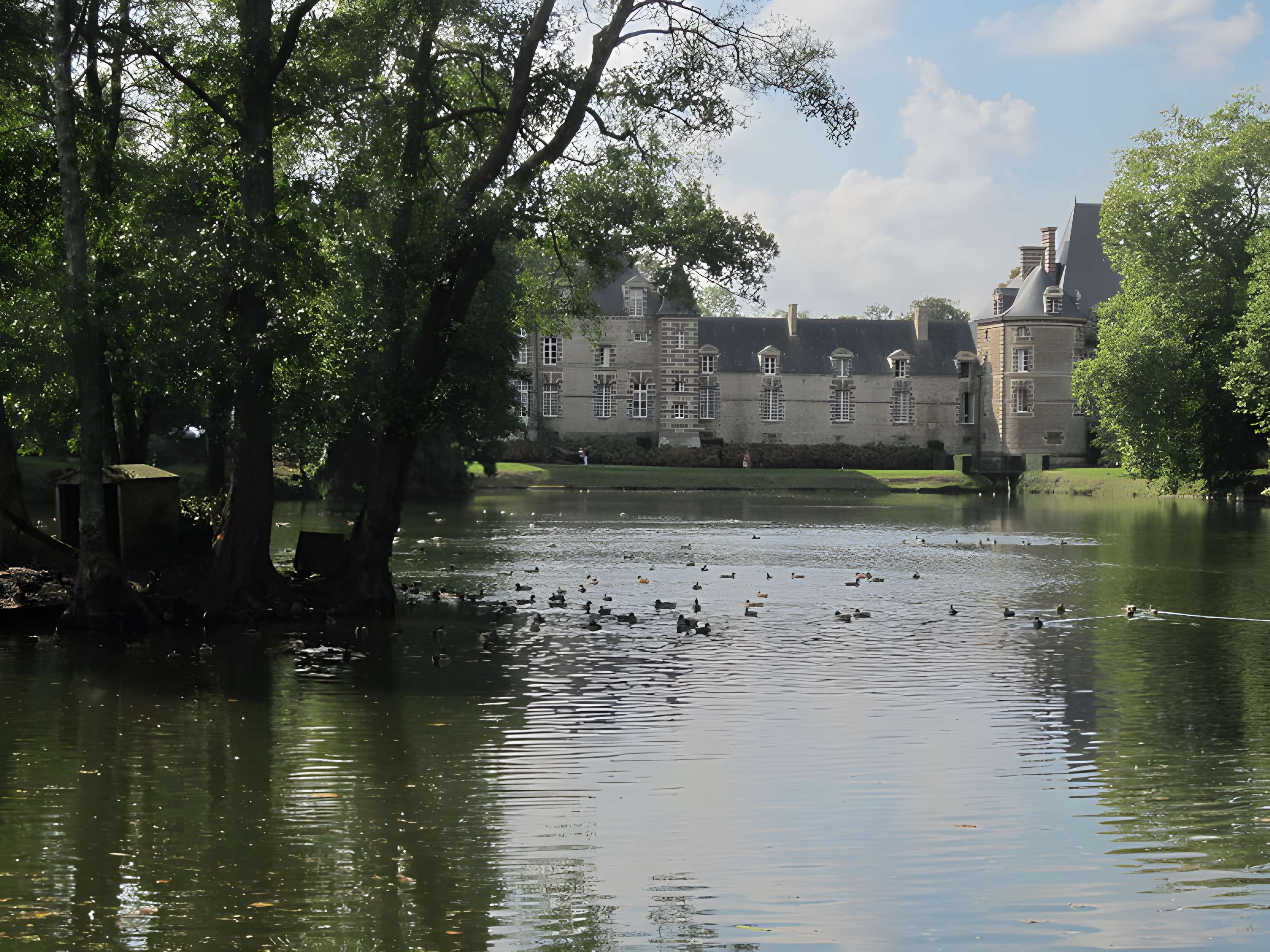 Domaine du château de Canisy (également sur commune de Saint-Gilles)