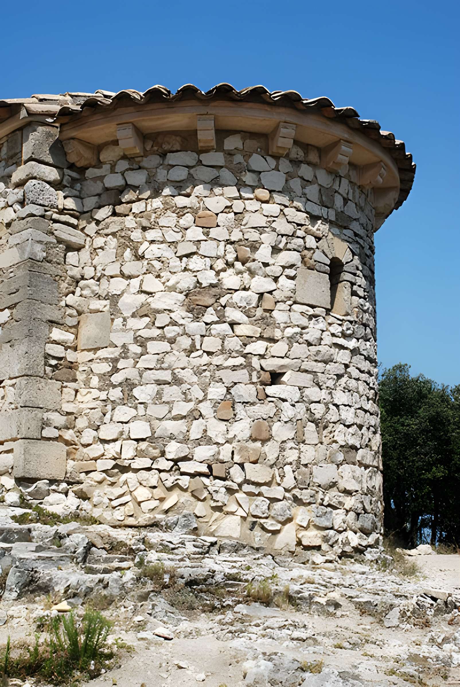 Monastère fortifié de Thouzon