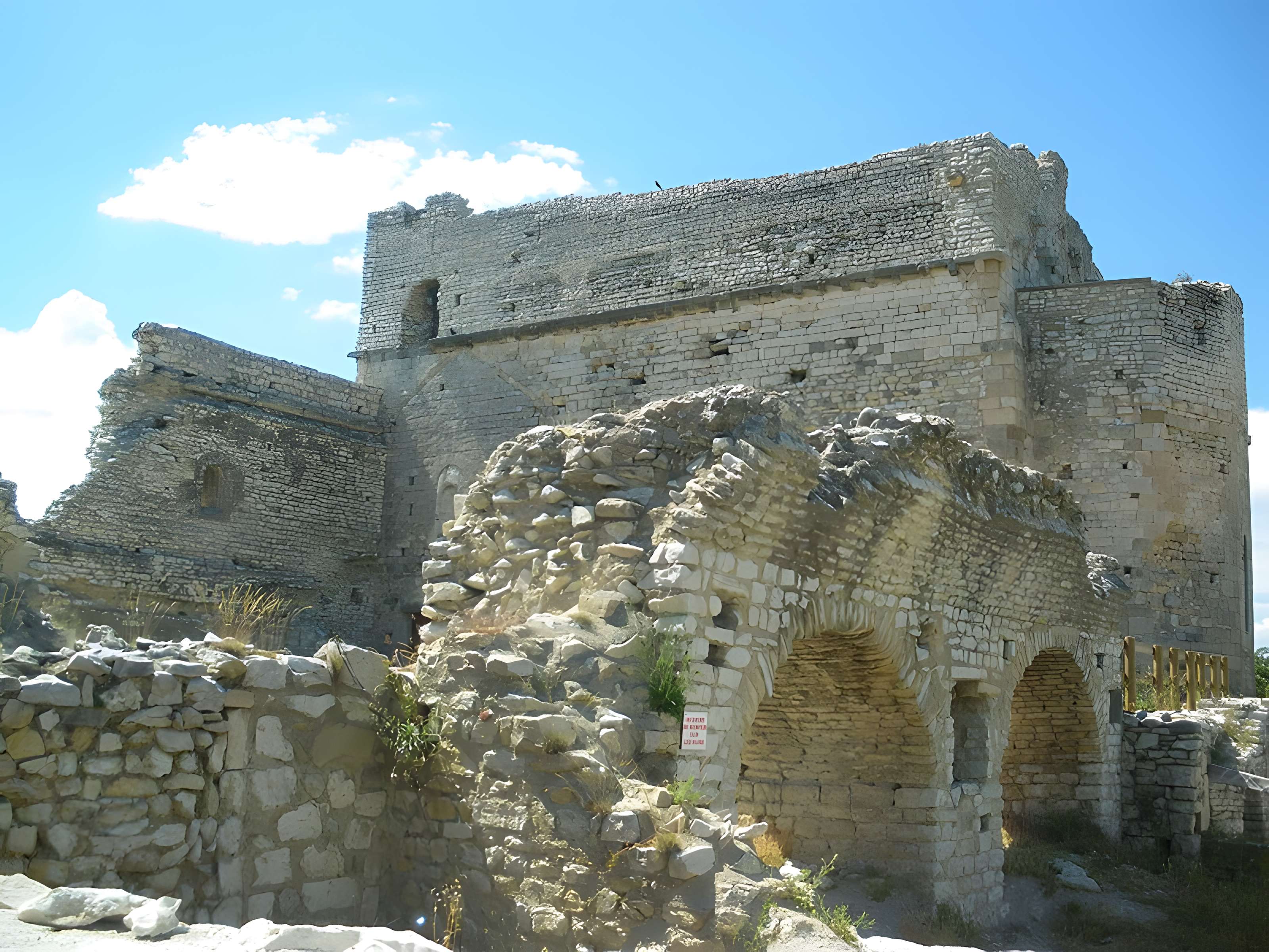 Monastère fortifié de Thouzon