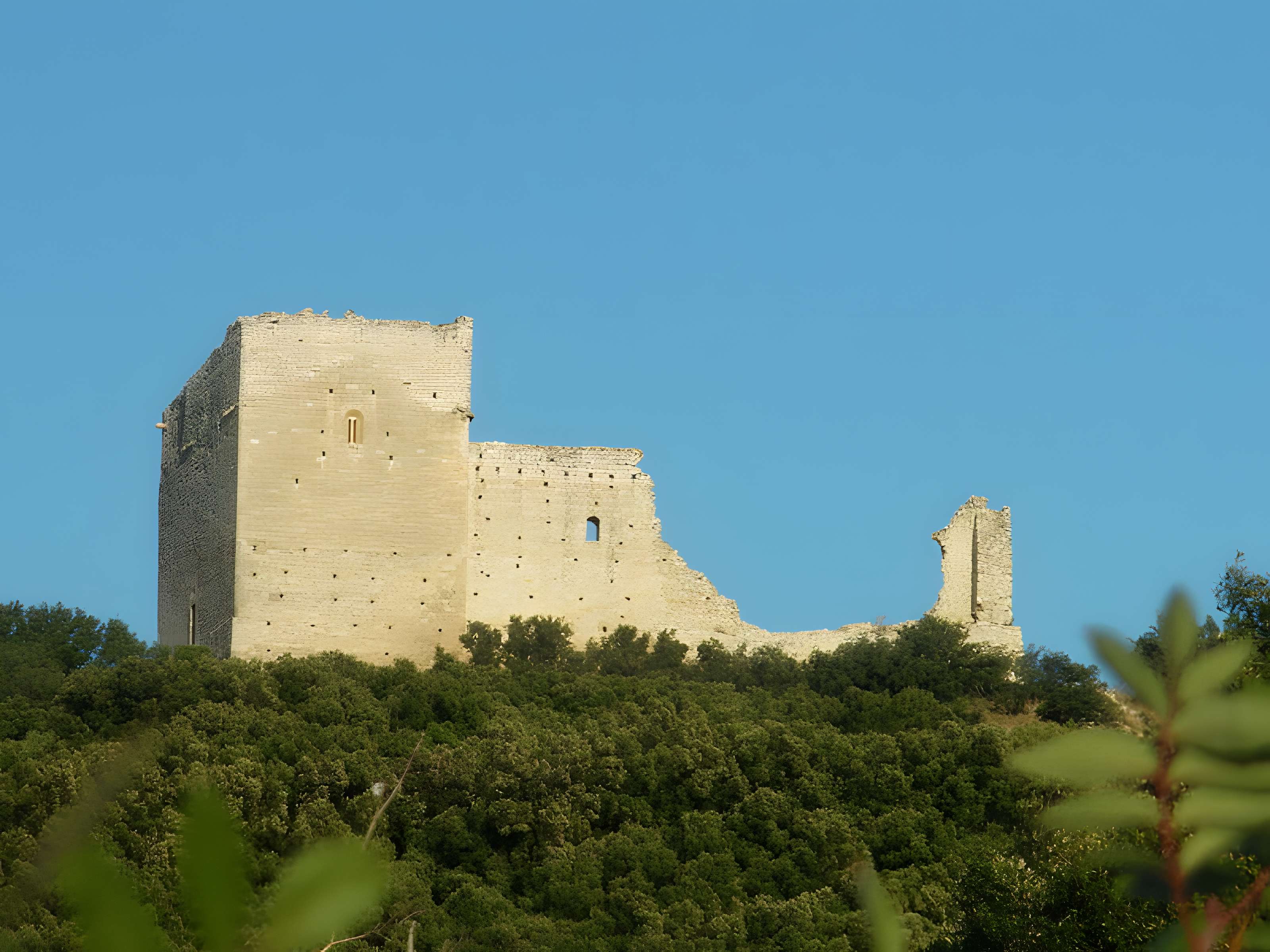 Monastère fortifié de Thouzon