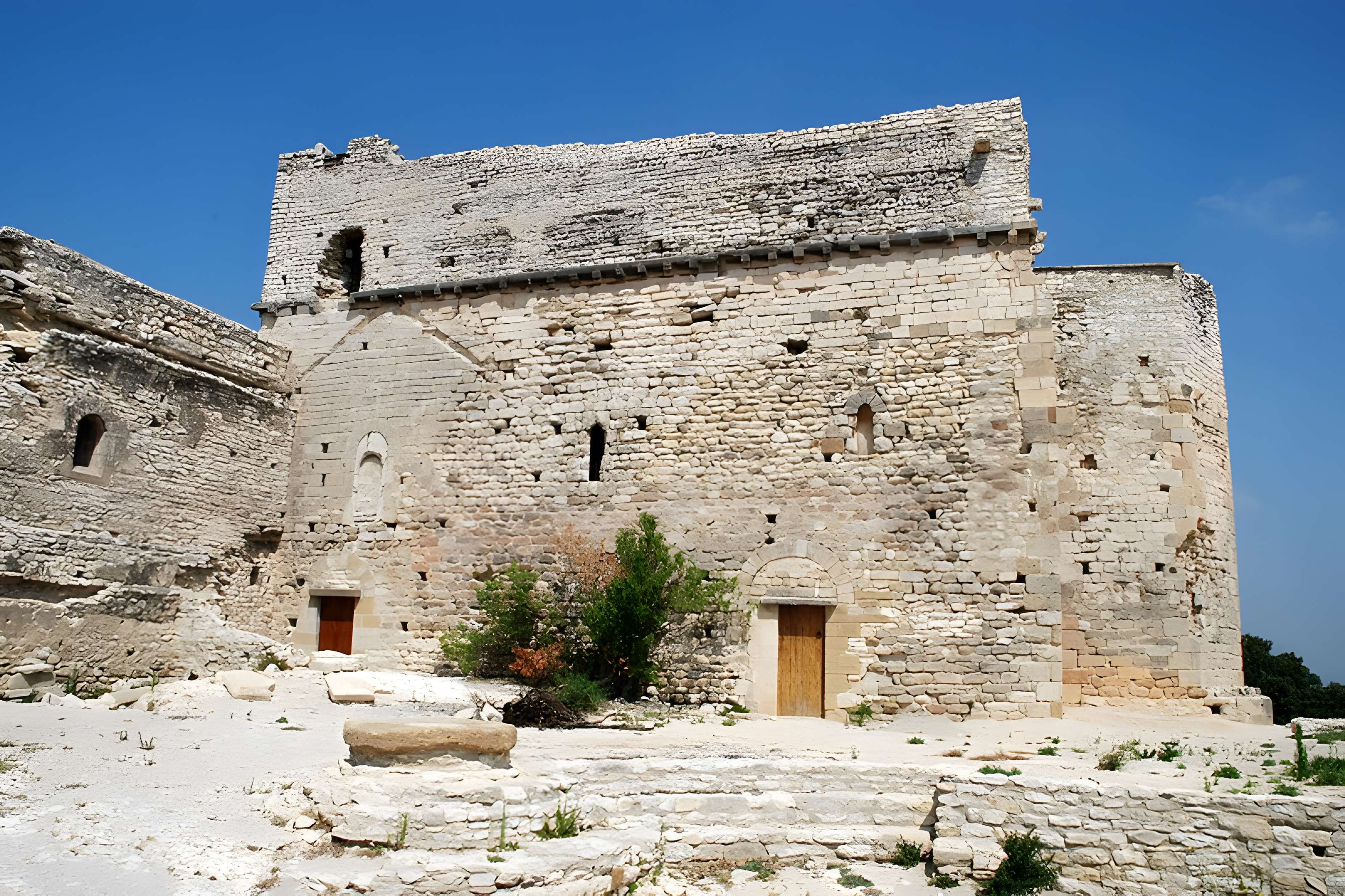 Monastère fortifié de Thouzon