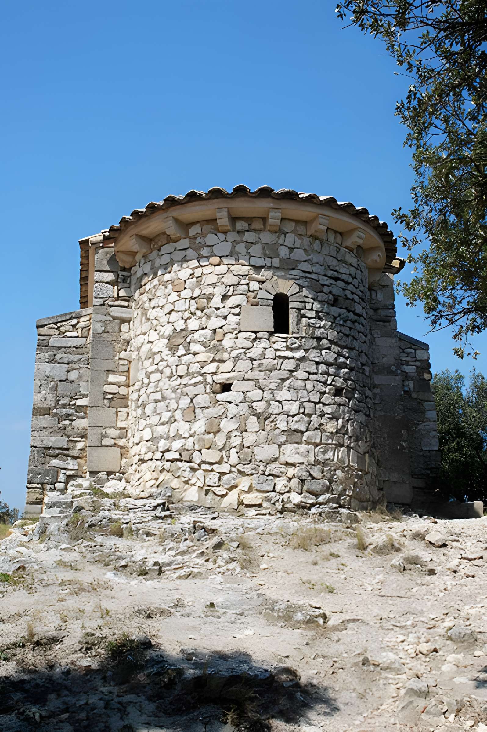 Monastère fortifié de Thouzon
