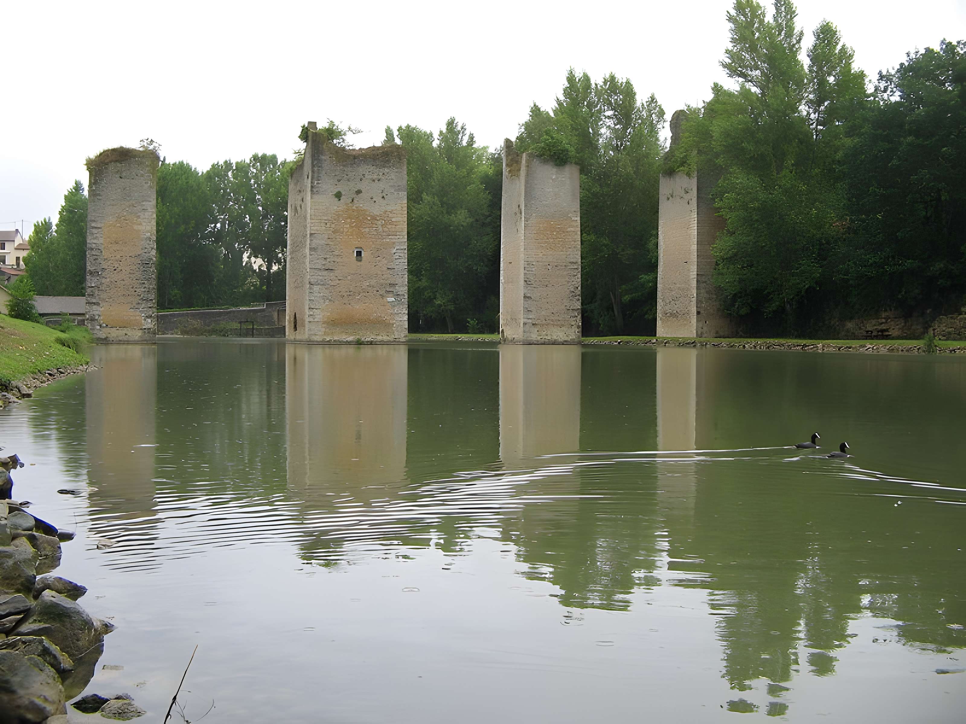 Château de Lussac-les-Châteaux 