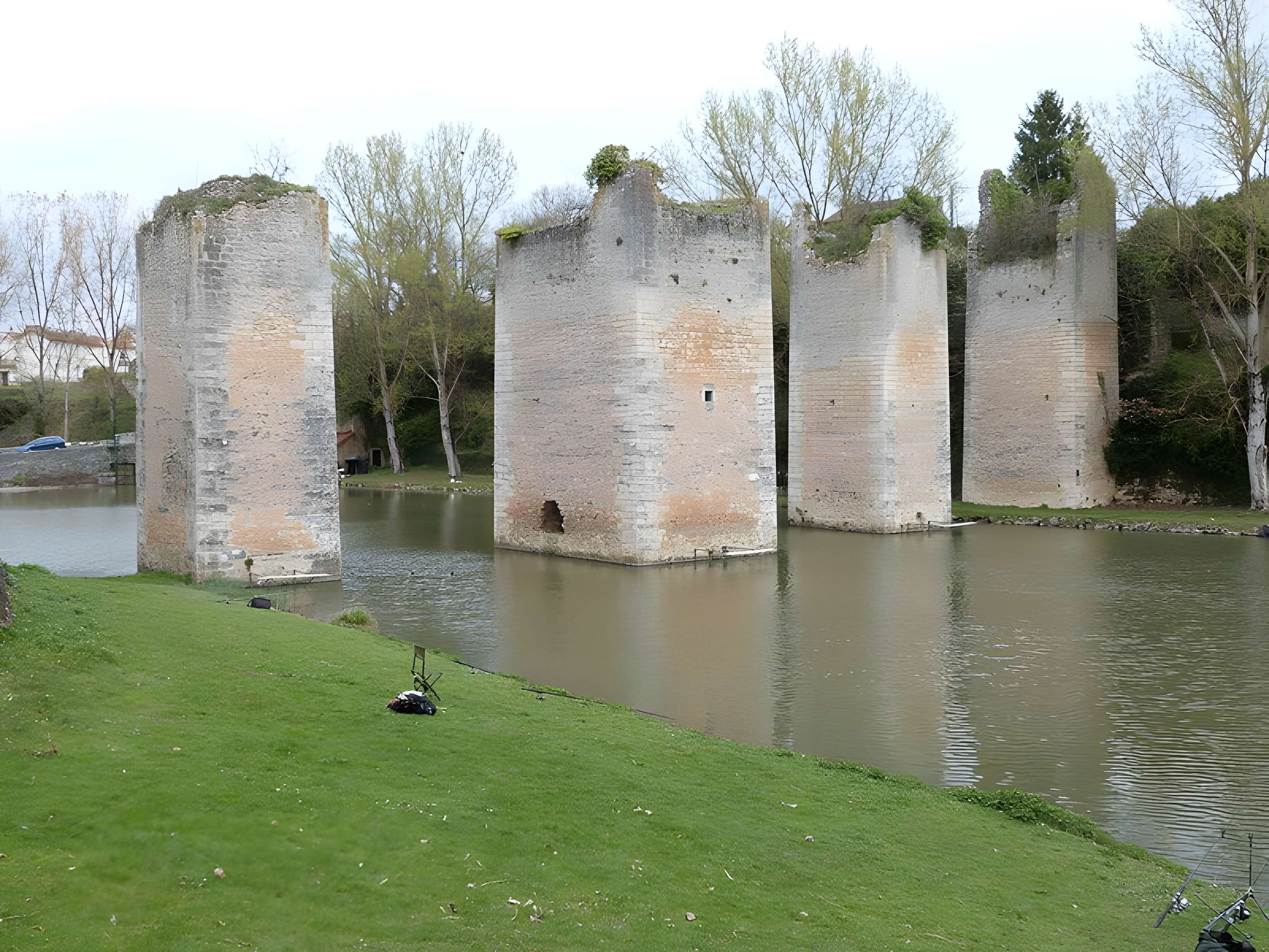 Château de Lussac-les-Châteaux