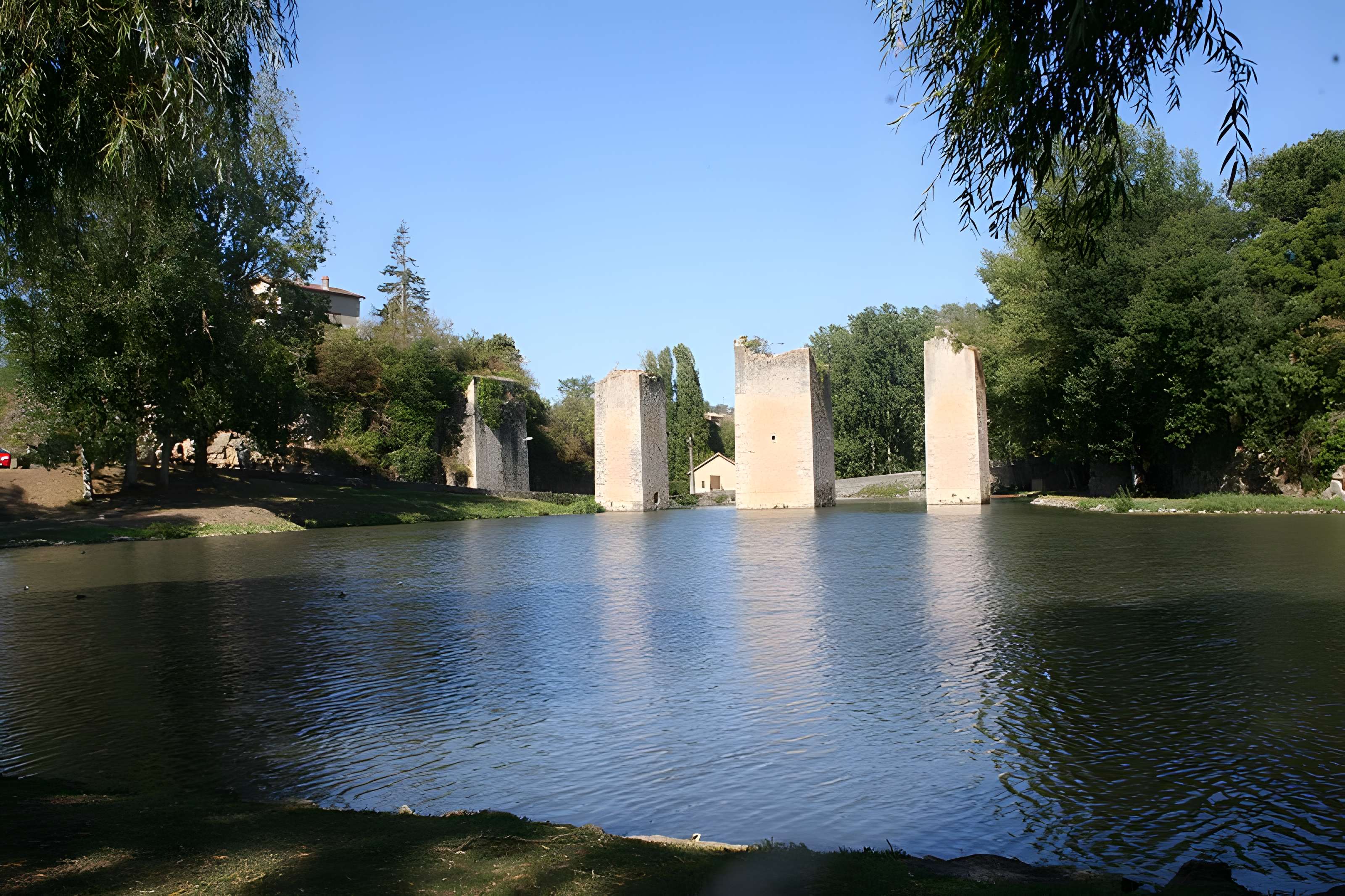 Château de Lussac-les-Châteaux