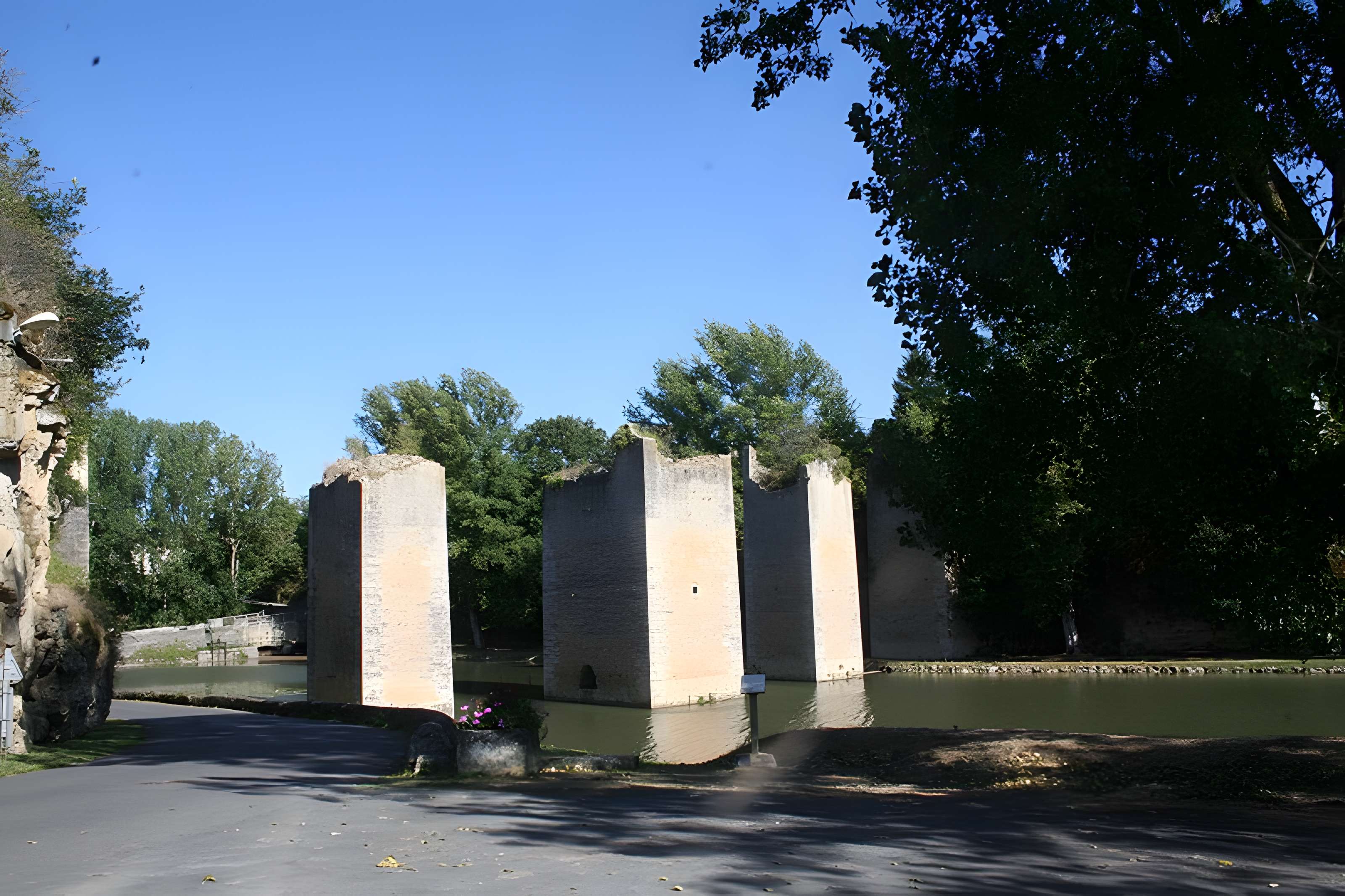 Château de Lussac-les-Châteaux