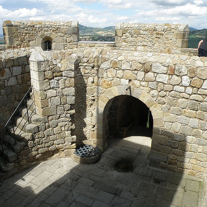 Photo de Ruines de la tour du château fort