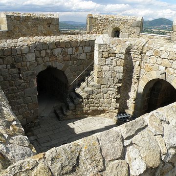Ruines de la tour du château fort