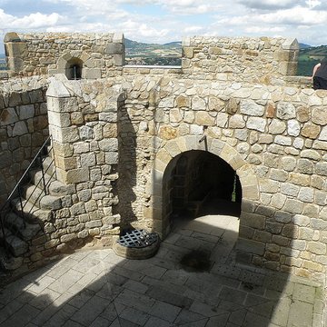 Ruines de la tour du château fort