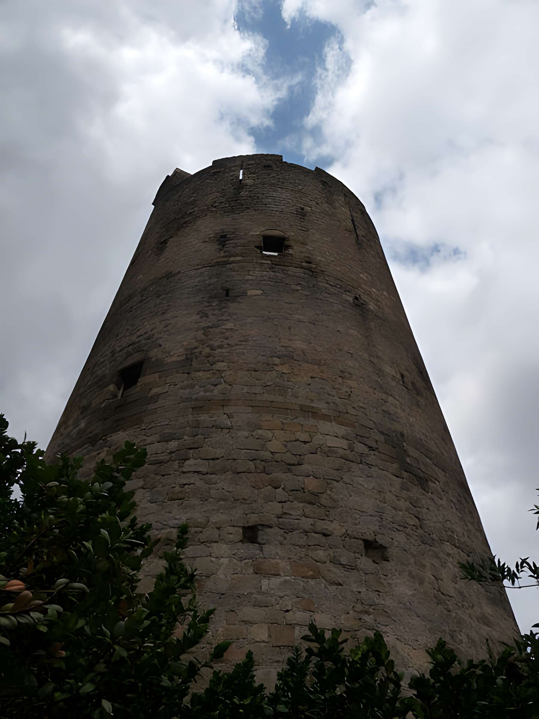 Ruines de la tour du château fort