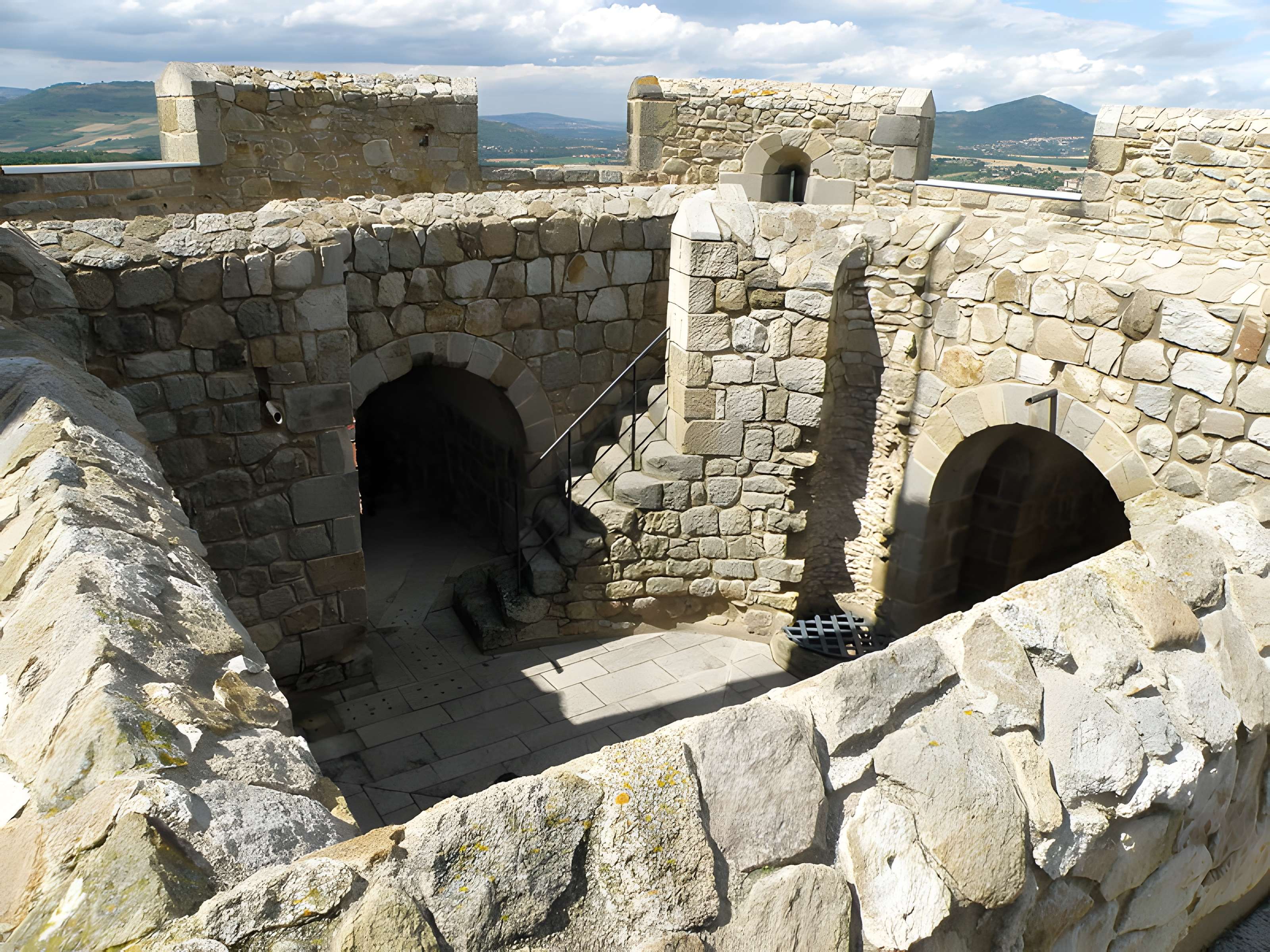 Ruines de la tour du château fort
