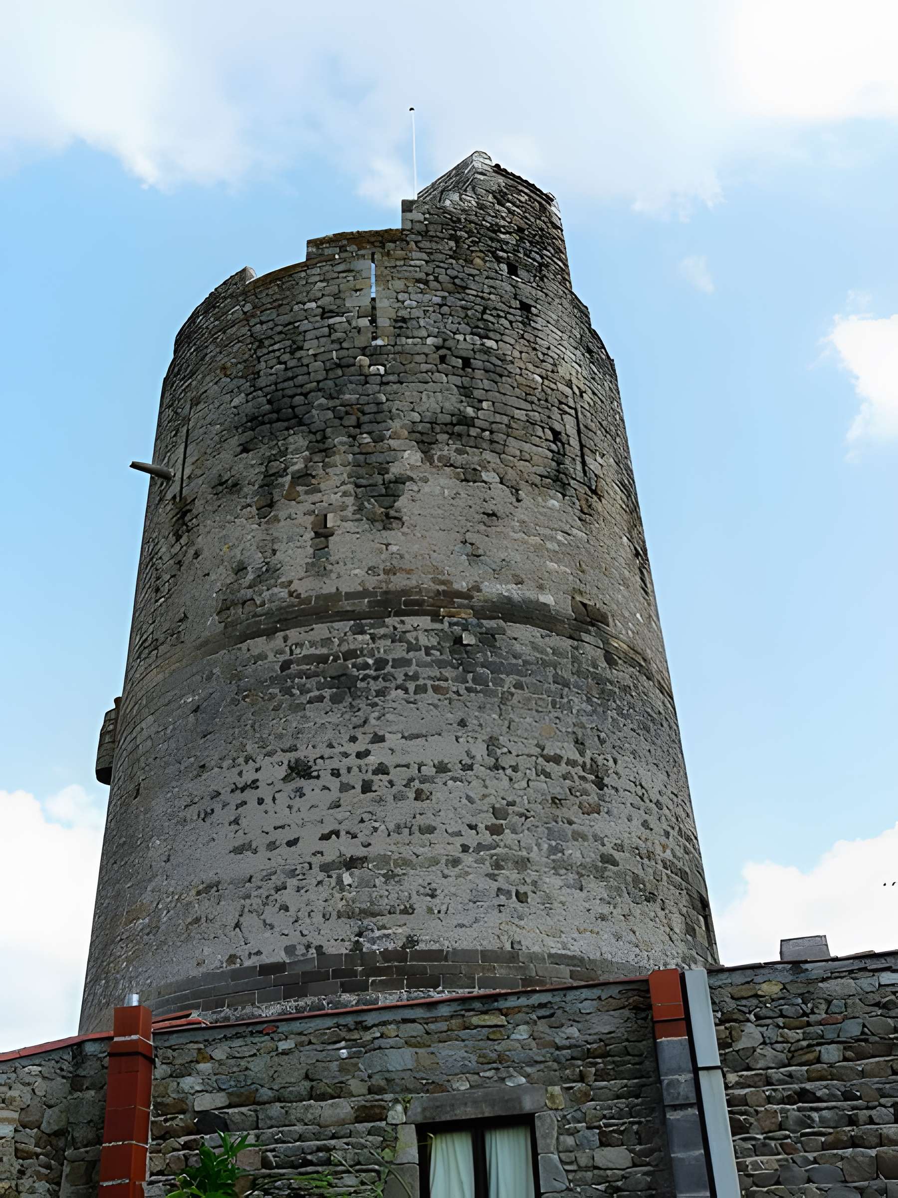 Ruines de la tour du château fort