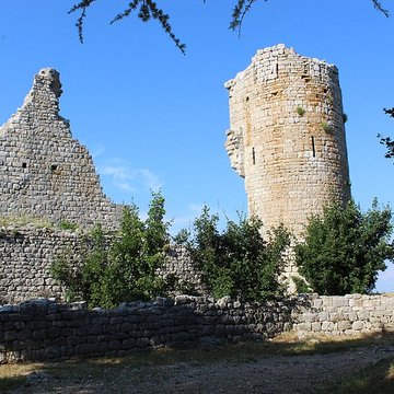 Village vestiges de lancien et château vestiges