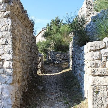 Village vestiges de lancien et château vestiges