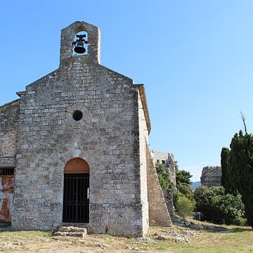 Village vestiges de lancien et château vestiges