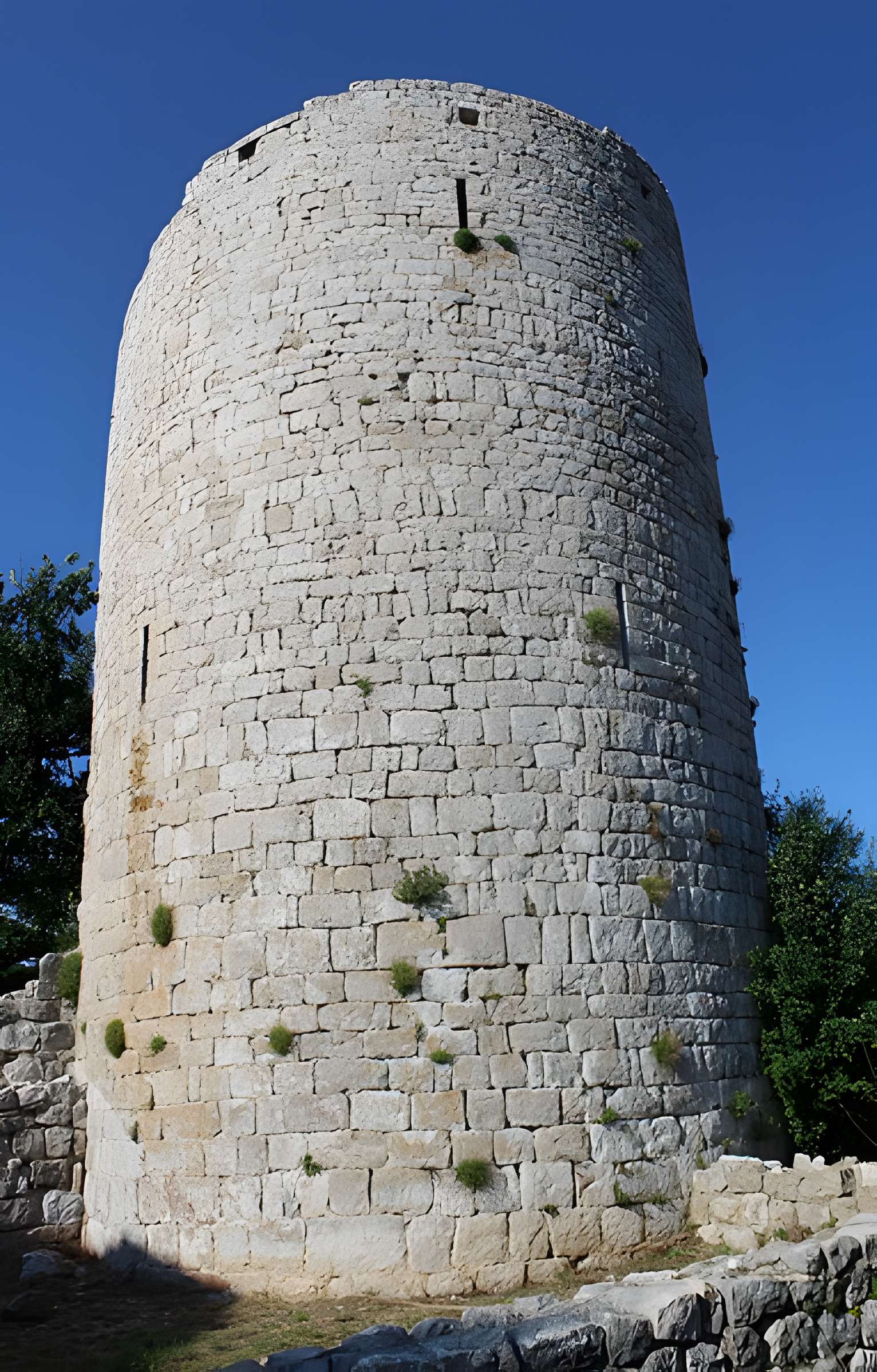 Village (vestiges de l'ancien) et château (vestiges)