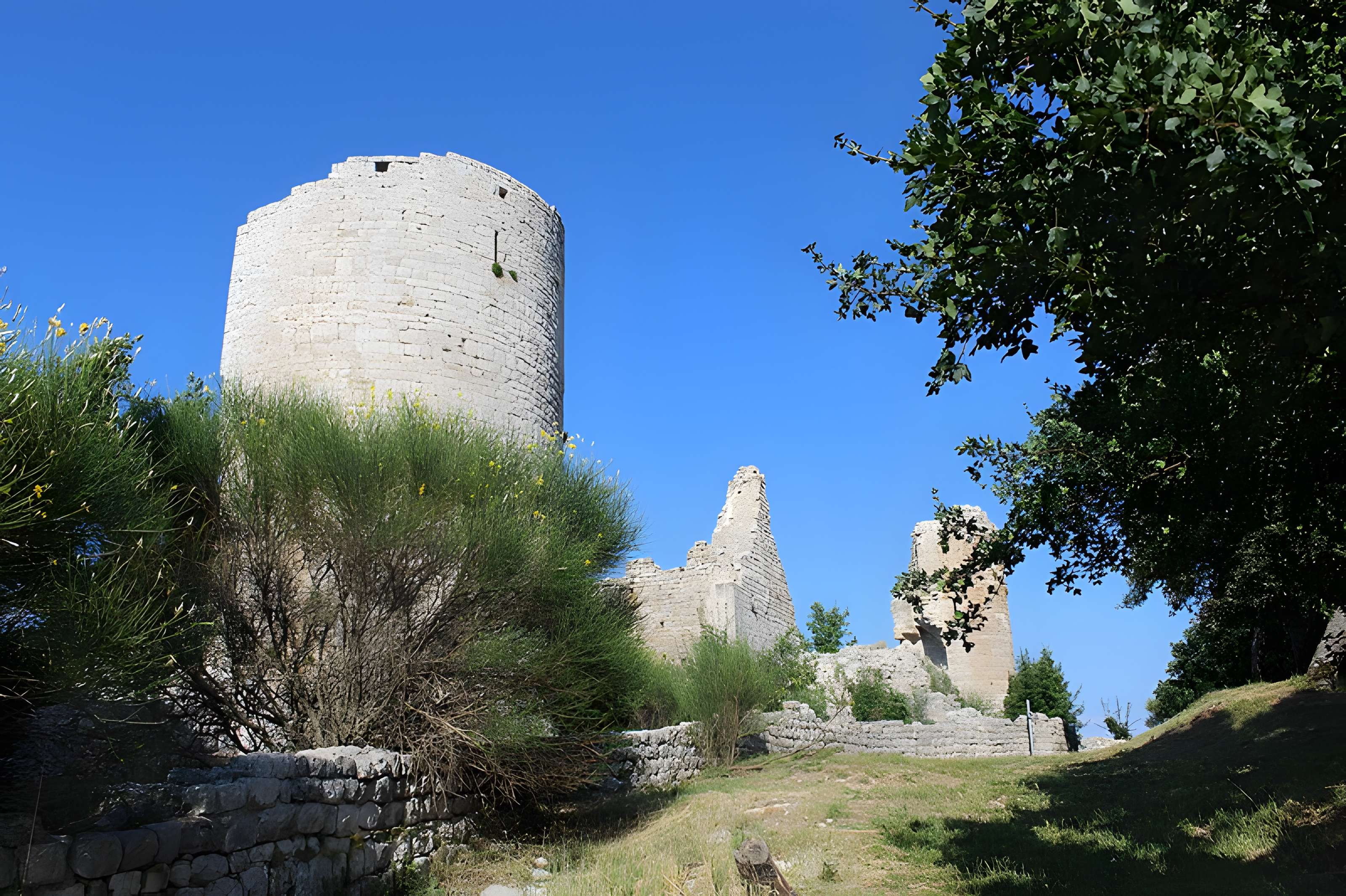 Village (vestiges de l'ancien) et château (vestiges)