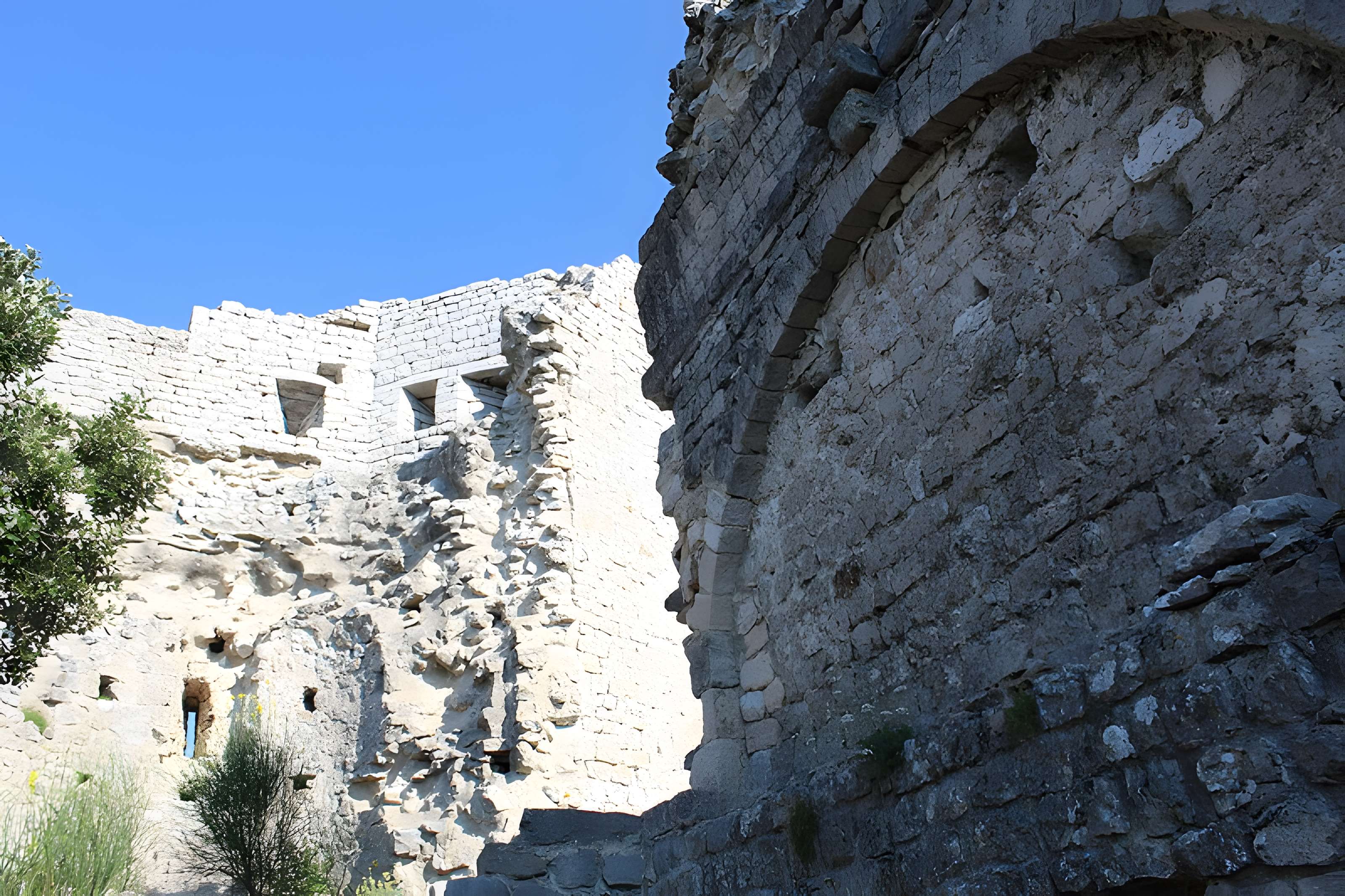 Village (vestiges de l'ancien) et château (vestiges)