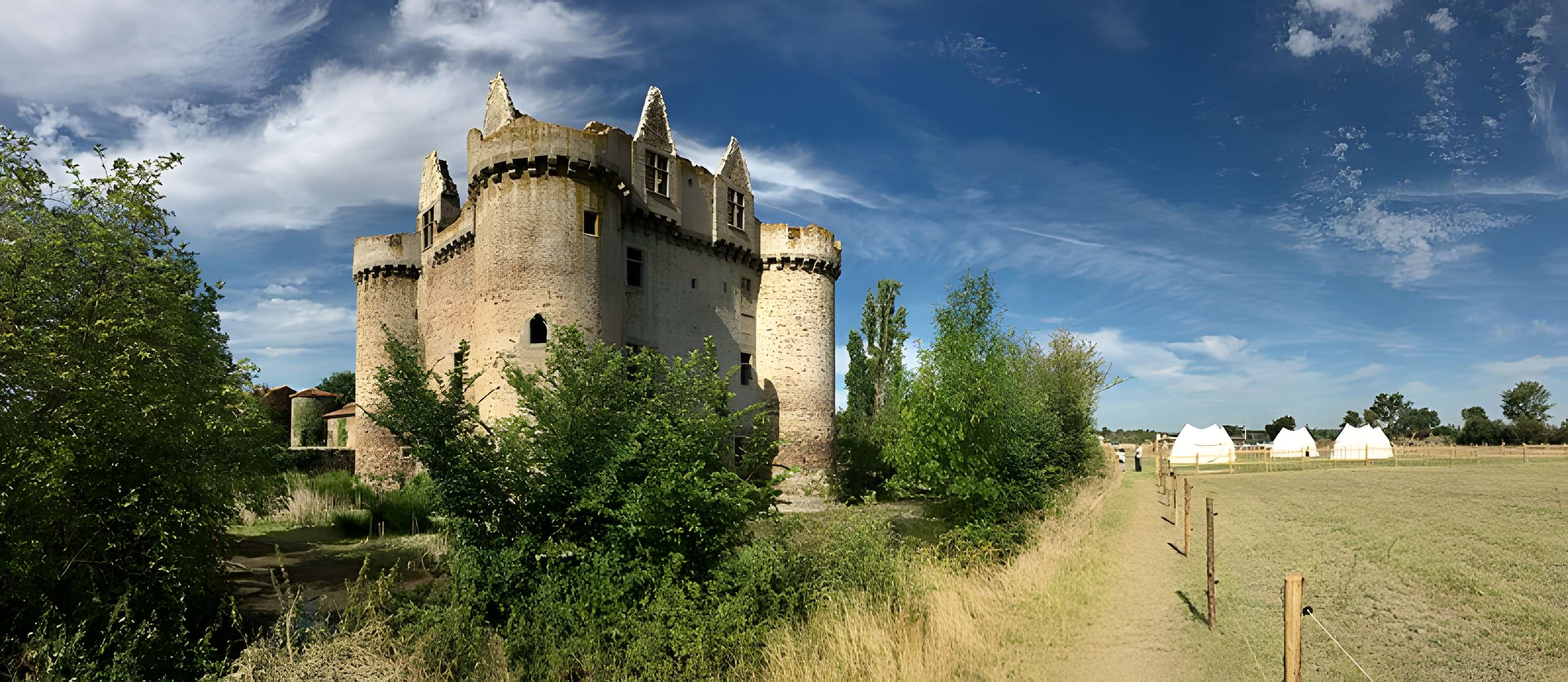 Ruines du château de l'Ebaupinay ou de Baupinay